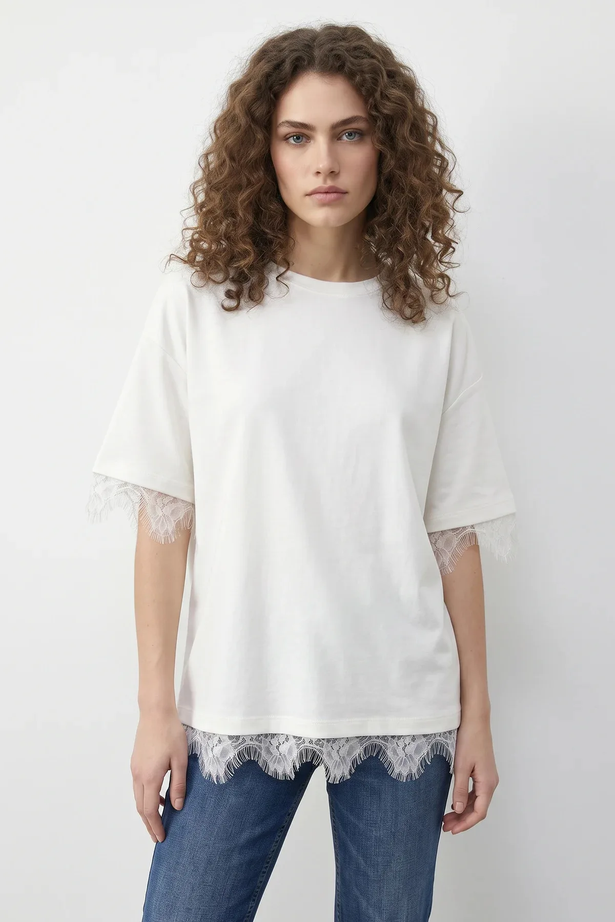 Kadın Dantel Detaylı Bisiklet Yaka Oversize T Shirt Beyaz T-Shirt