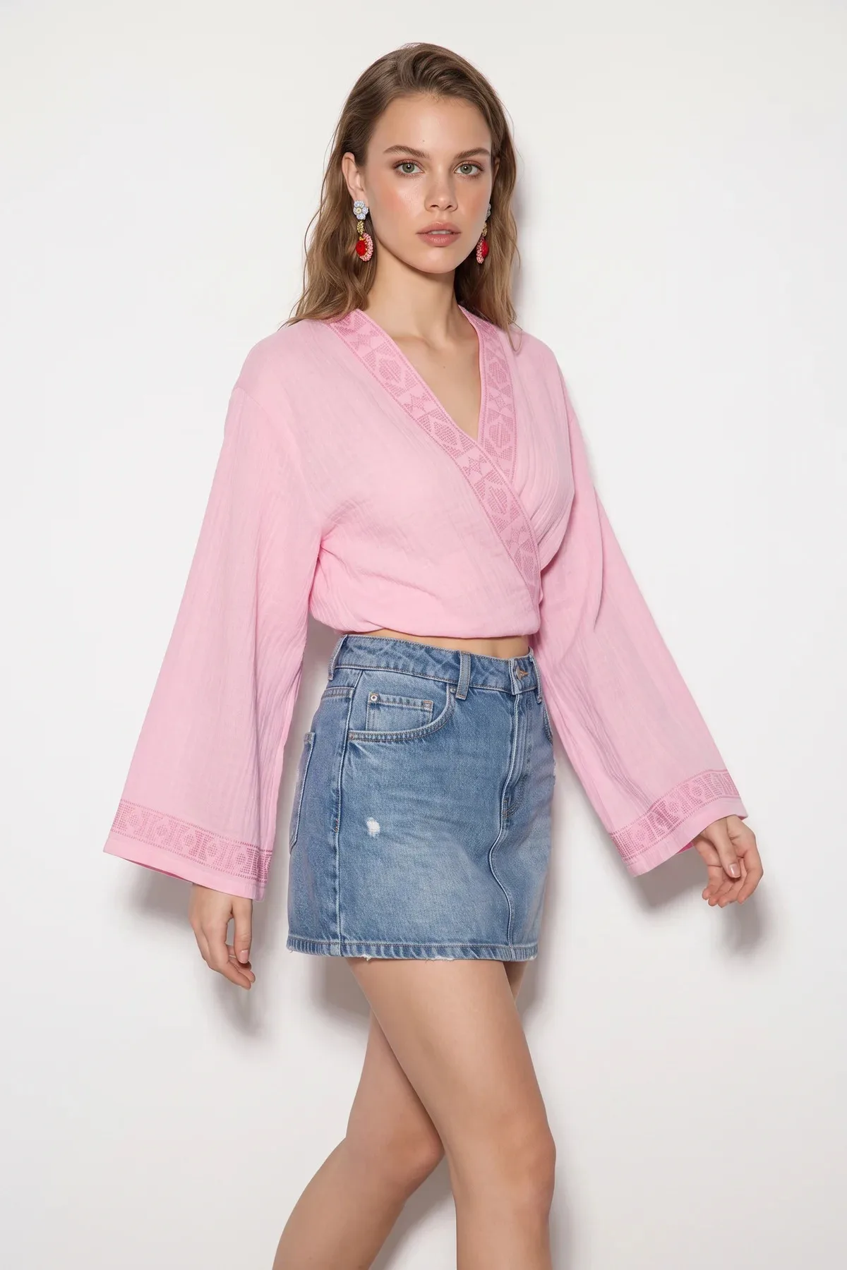 Kadın Nakış İşlemeli Bağlama Detaylı Geniş Kollu Müslin Toz Pembe Kimono Bluz