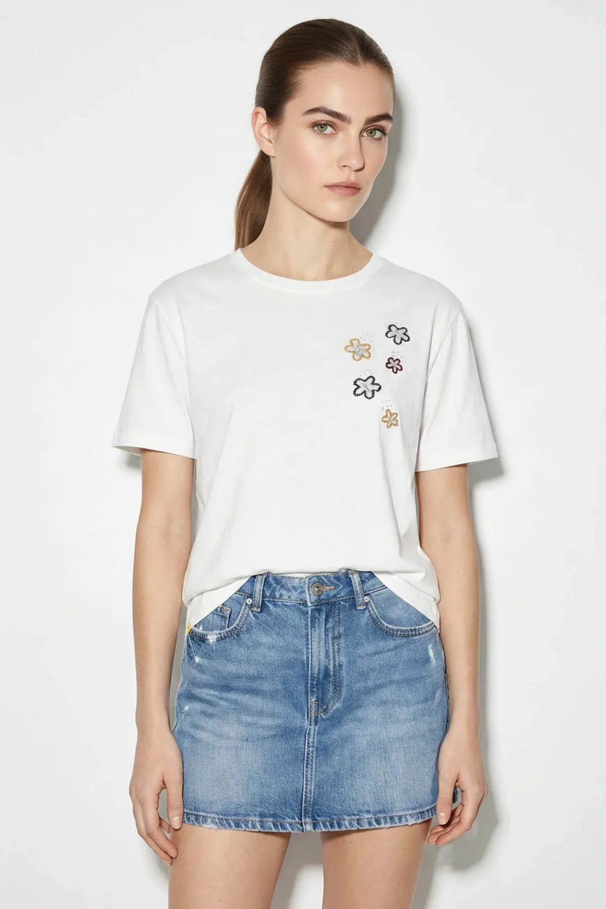 Kadın Pamuklu El İşi Çiçek Nakış Detaylı Premium Tasarım T Shirt Beyaz T-Shirt