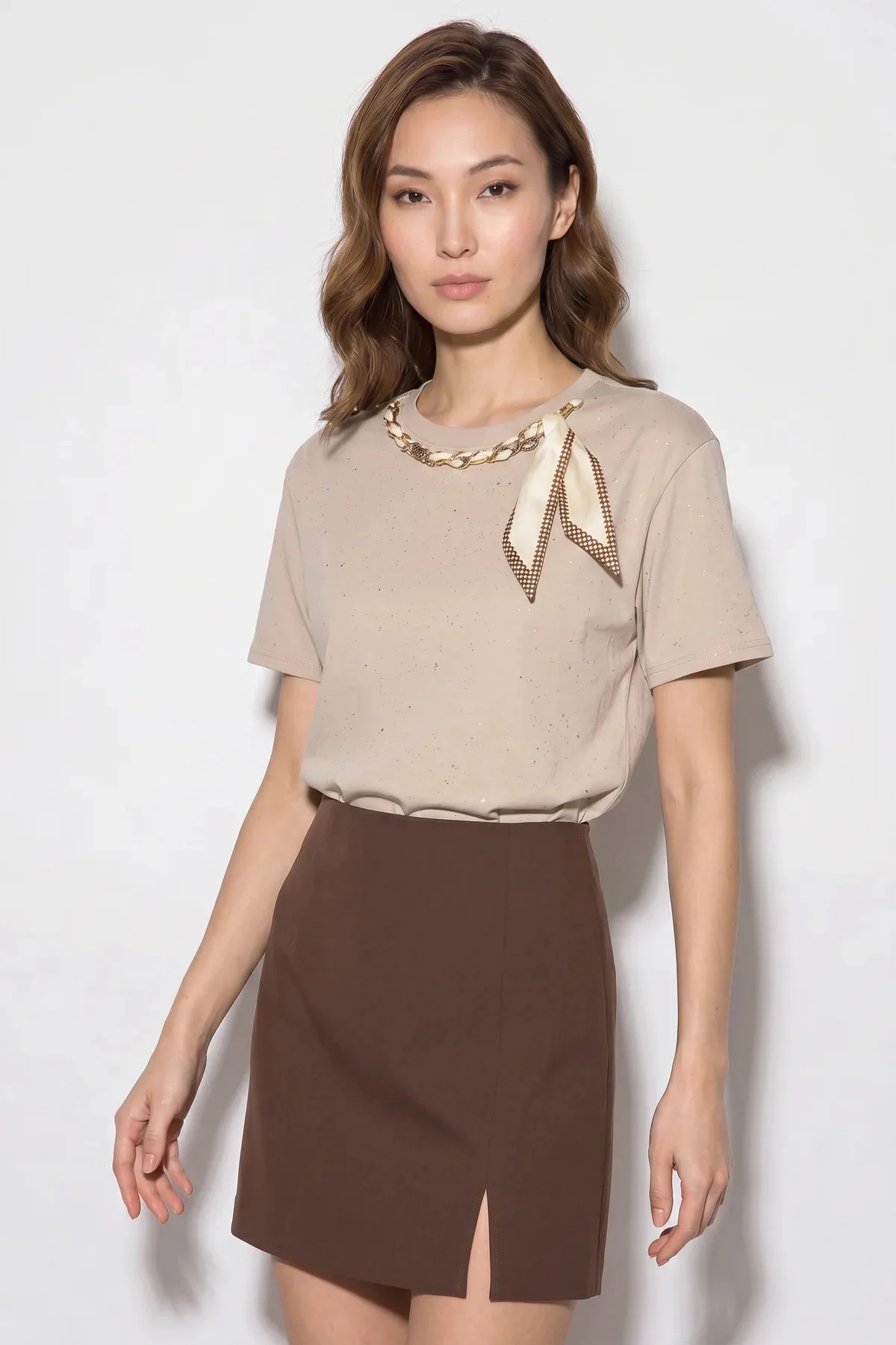 Kadın Yaldız Baskılı Zincir ve Fular Detaylı Oversize T Shirt Bej