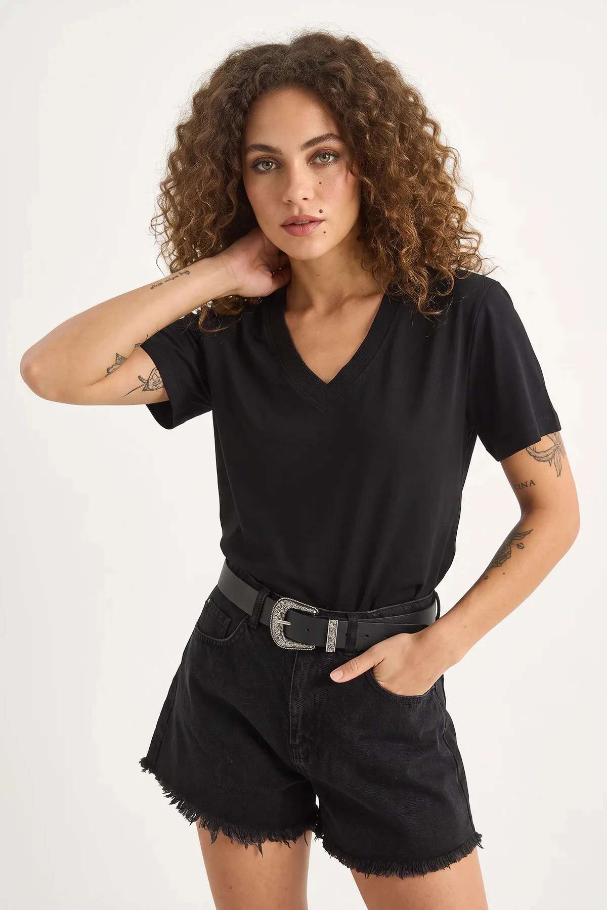 Kadın Derin V Yaka Comfort Fit Pamuklu Beyaz Siyah Tişört