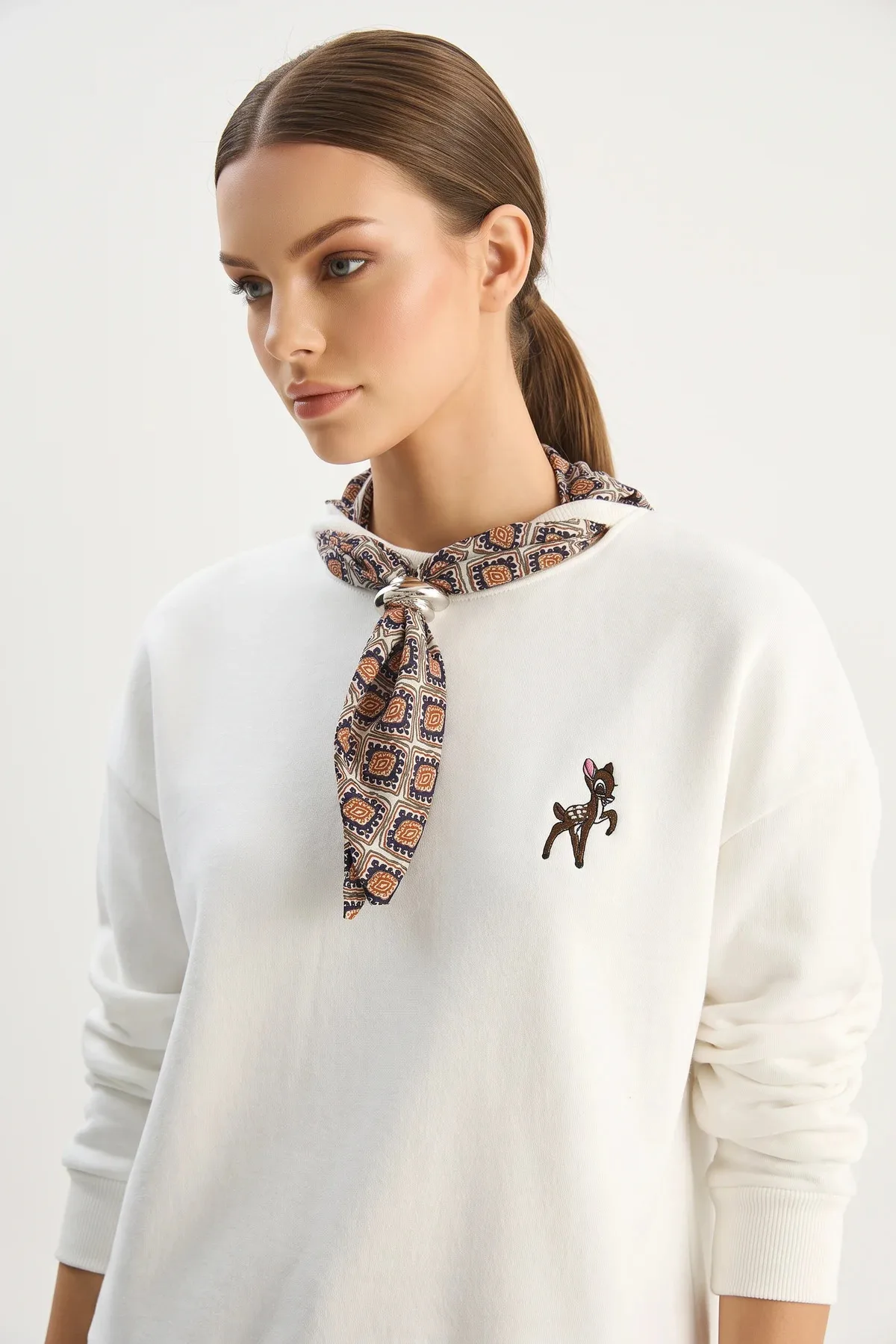 Kadın Fular Detaylı Ceylan Nakışlı Üç İplik Şardonlu Oversize Beyaz Sweatshirt