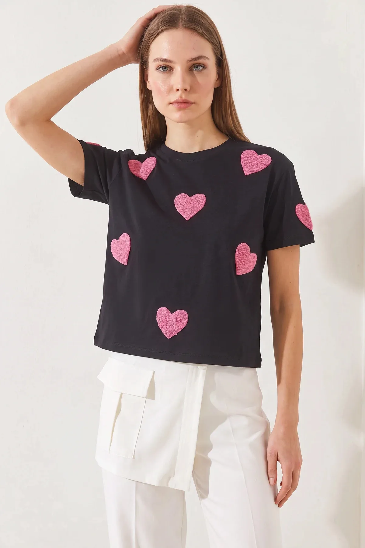 Kadın Kalp Nakışlı Basic T Shirt Siyah