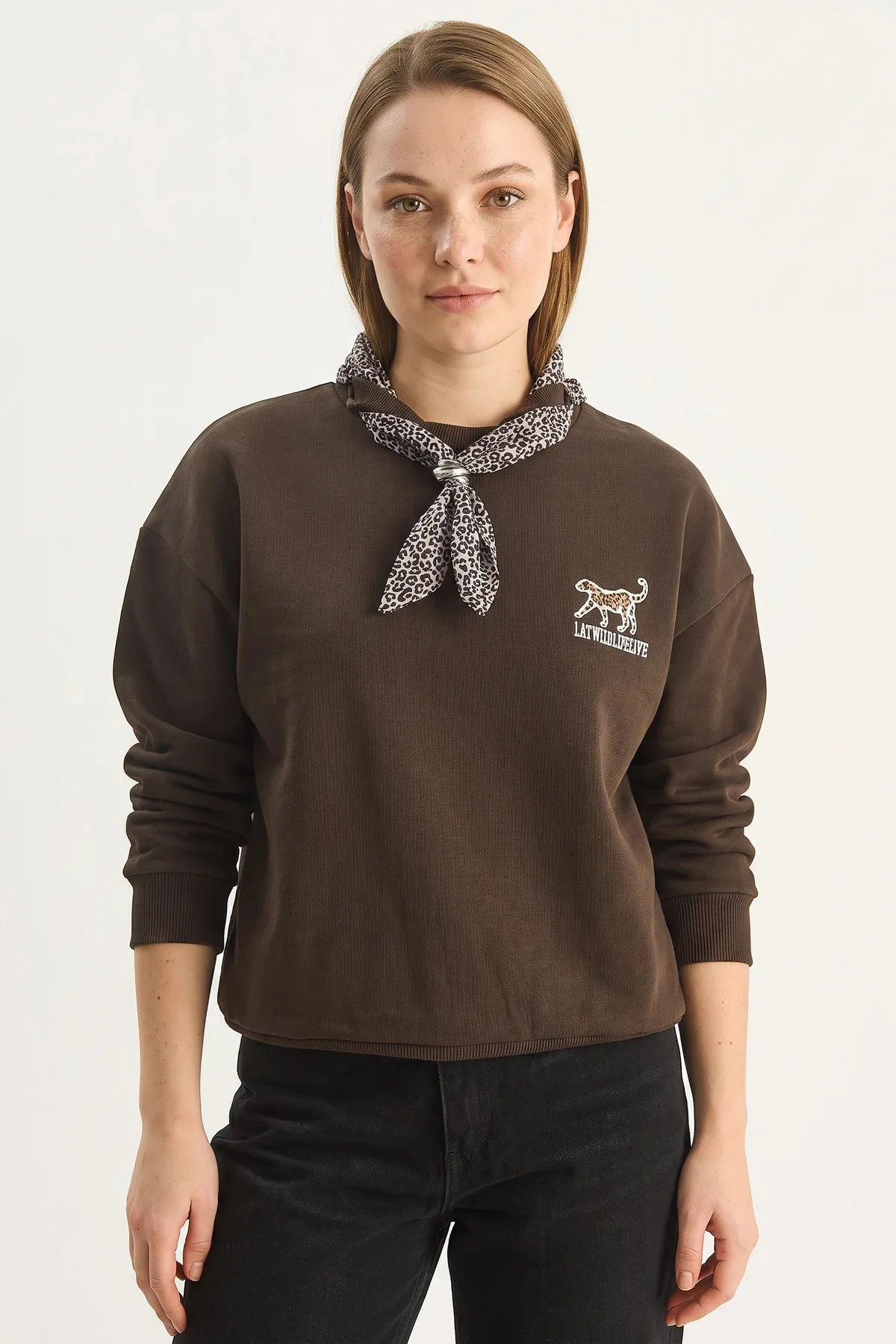 Kadın Fular Detaylı Leopar Nakışlı Oversize Acı Kahve Sweatshirt