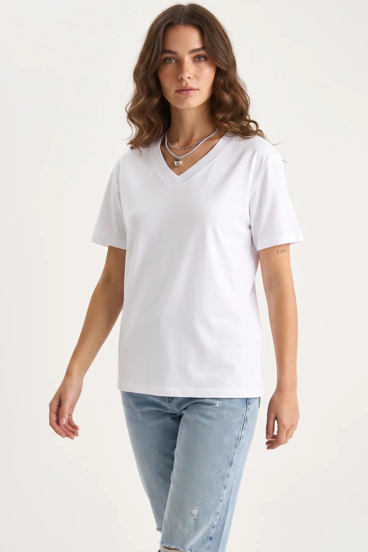 Kadın Derin V Yaka Comfort Fit Pamuklu Beyaz Siyah Tişört
