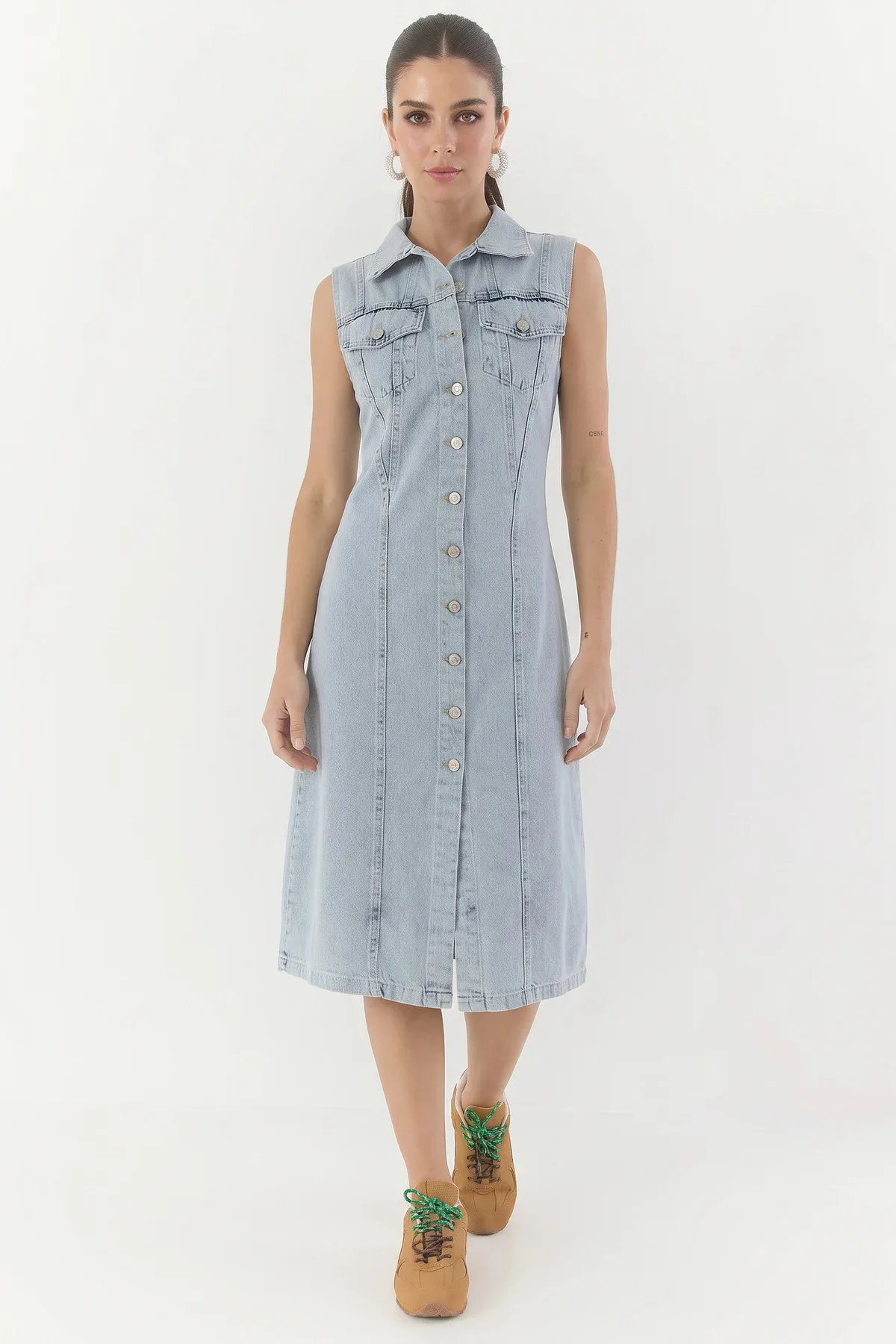Kadın Belden Oturan Cepleri Kapaklı Sıfır Kollu Düğmeli Denim Buz Mavisi Elbise