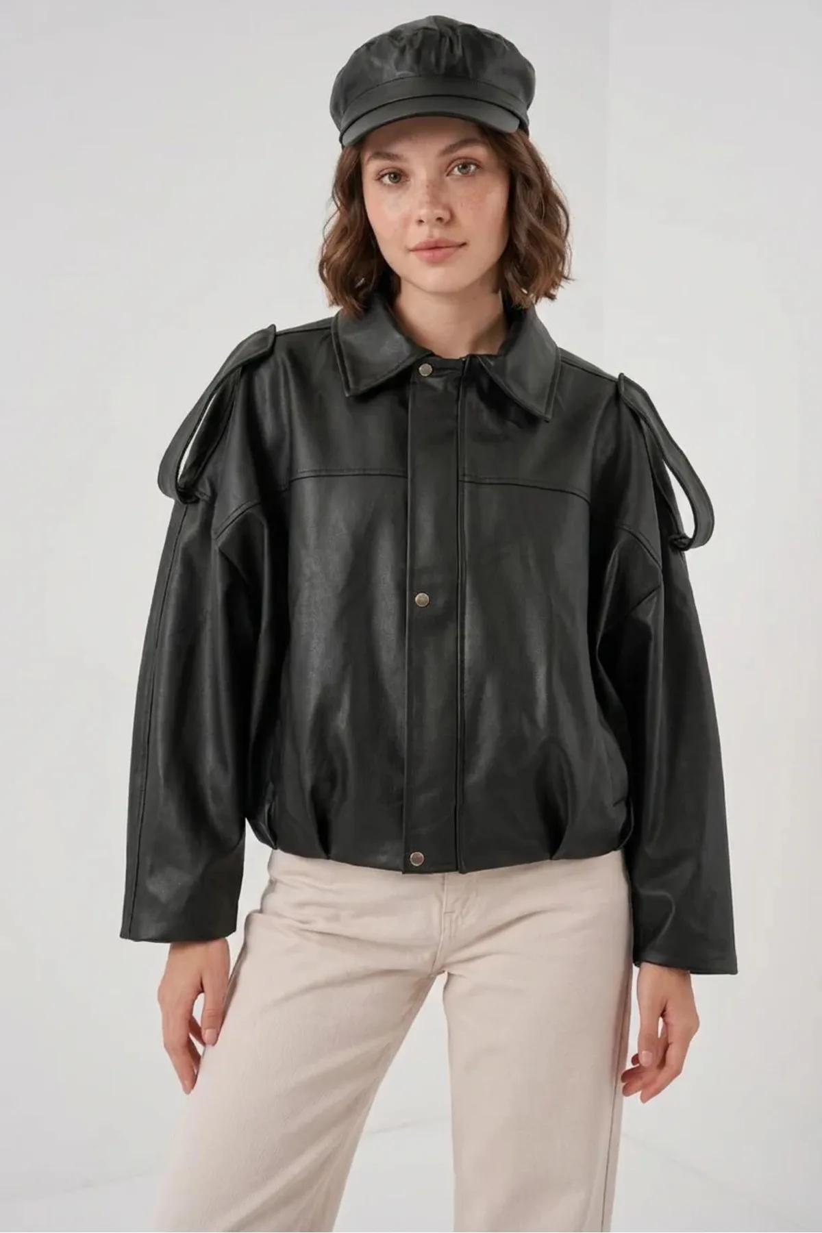 Kadın Klasik Yaka Oversize Kesim Omuz Detaylı Siyah Ceket