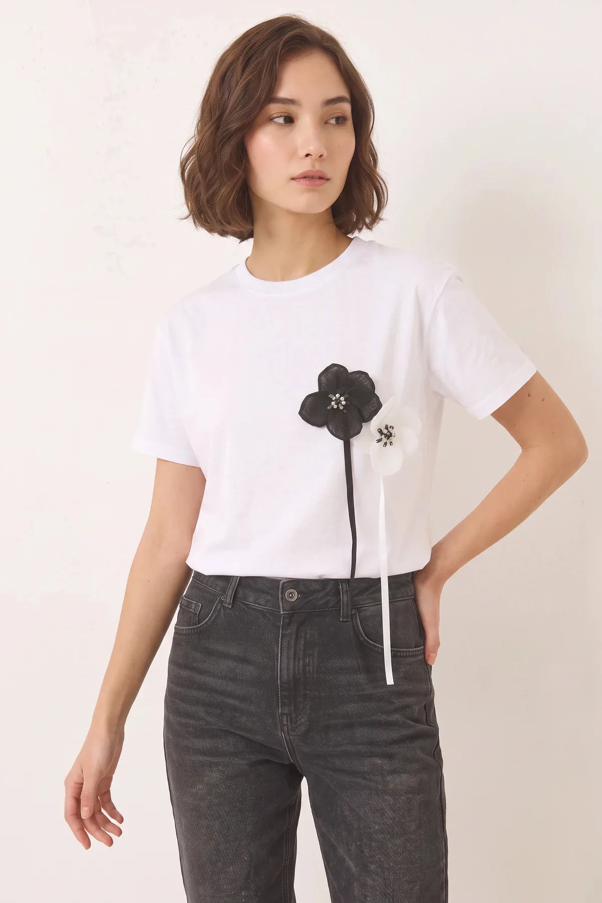 Kadın Aksesuarlı Kısa Kollu Pamuklu T Shirt Beyaz