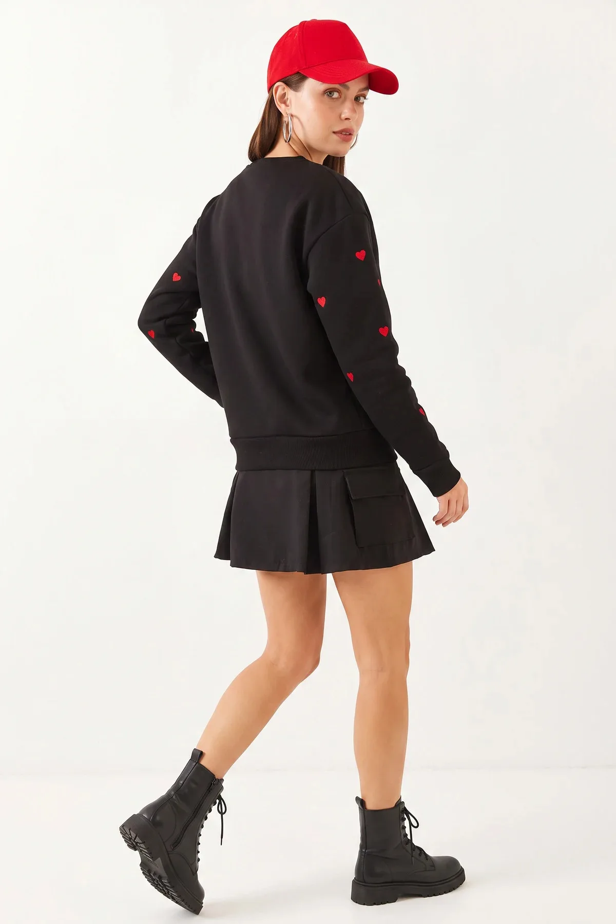 Kadın Kalp Nakışlı Siyah Sweatshirt