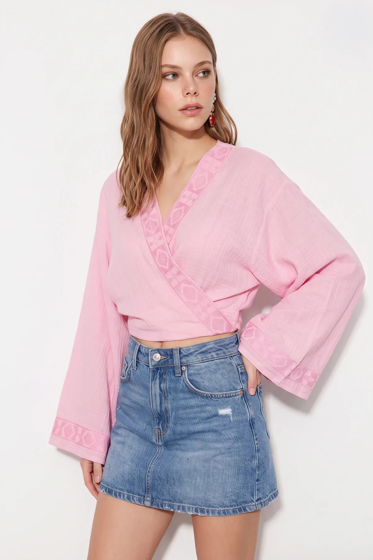 Kadın Nakış İşlemeli Bağlama Detaylı Geniş Kollu Müslin Toz Pembe Kimono Bluz