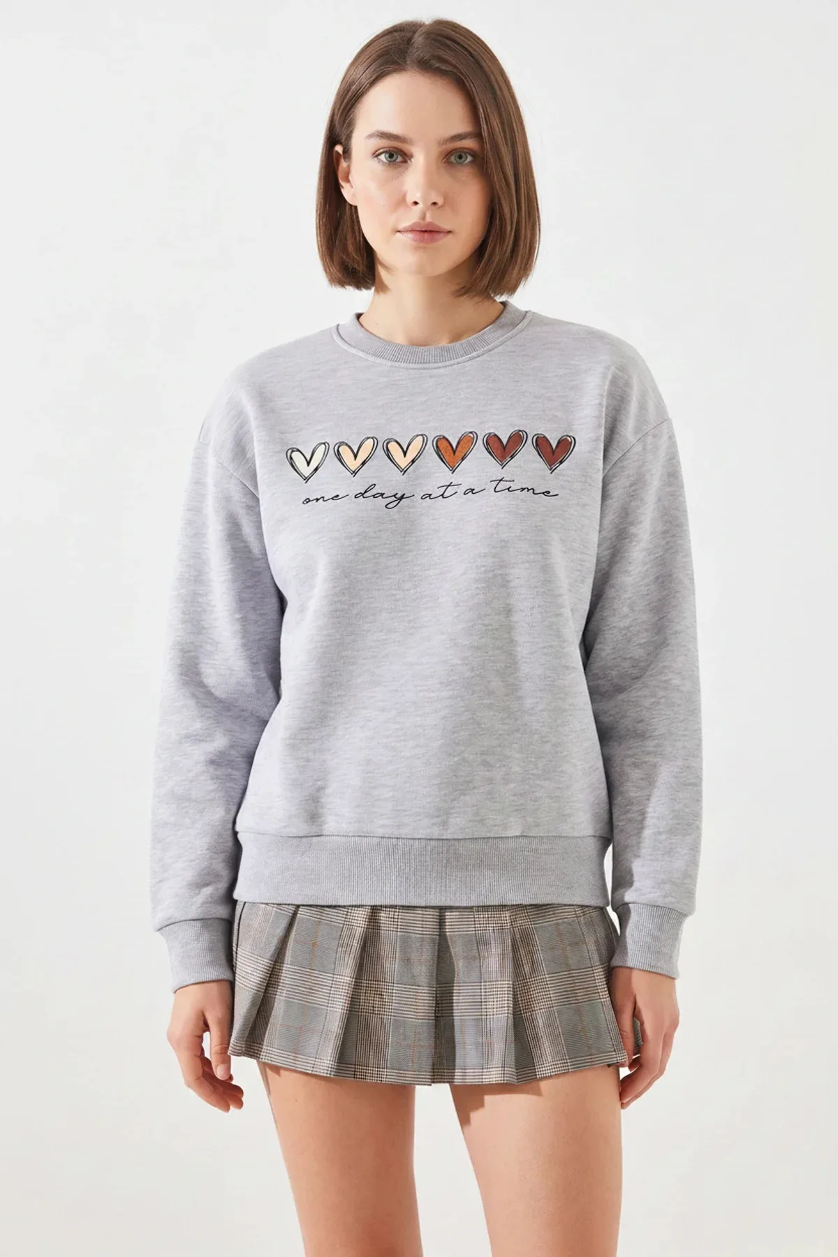 Kadın Üç İplik Şardonlu Renkli Kalp Baskılı Gri Melanj Sweatshirt