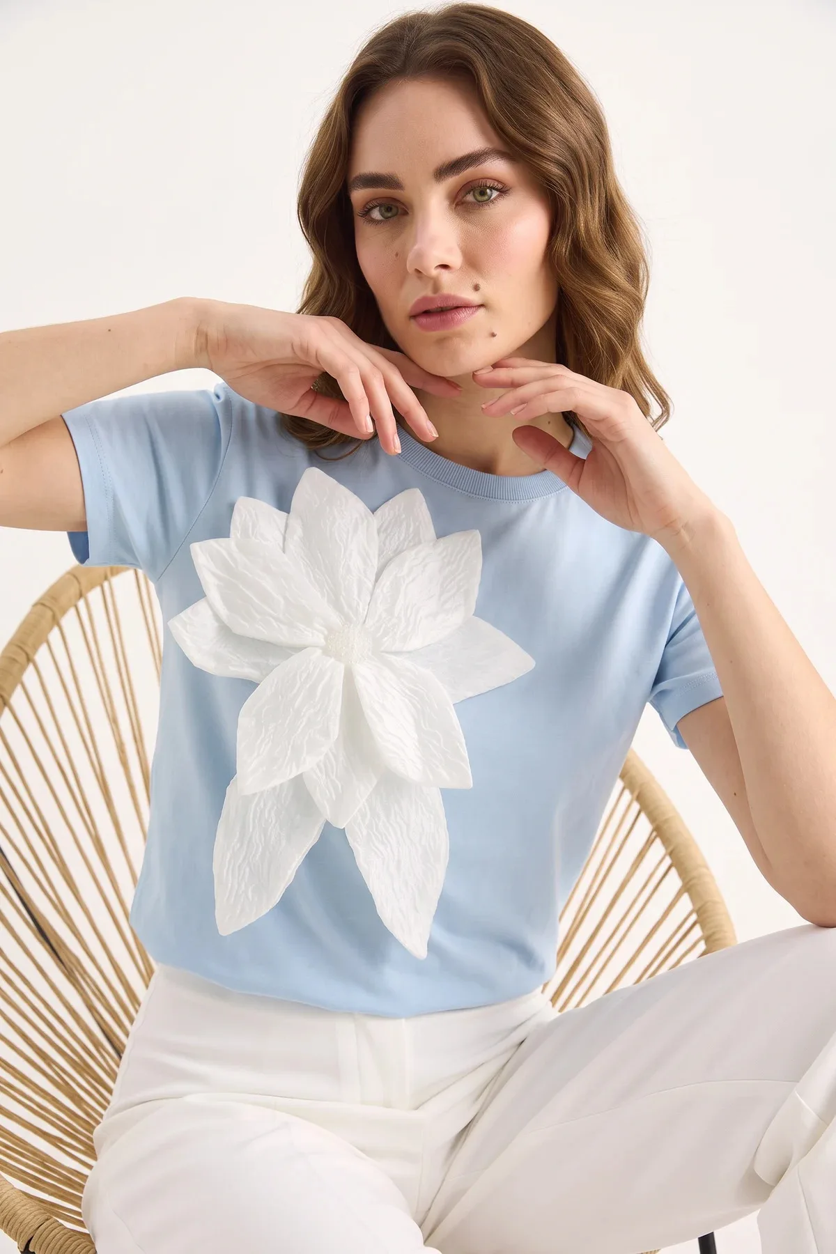 Kadın Çiçek Aksesuarlı Kısa Kollu Pamuklu T Shirt Bebe Mavisi T-Shirt