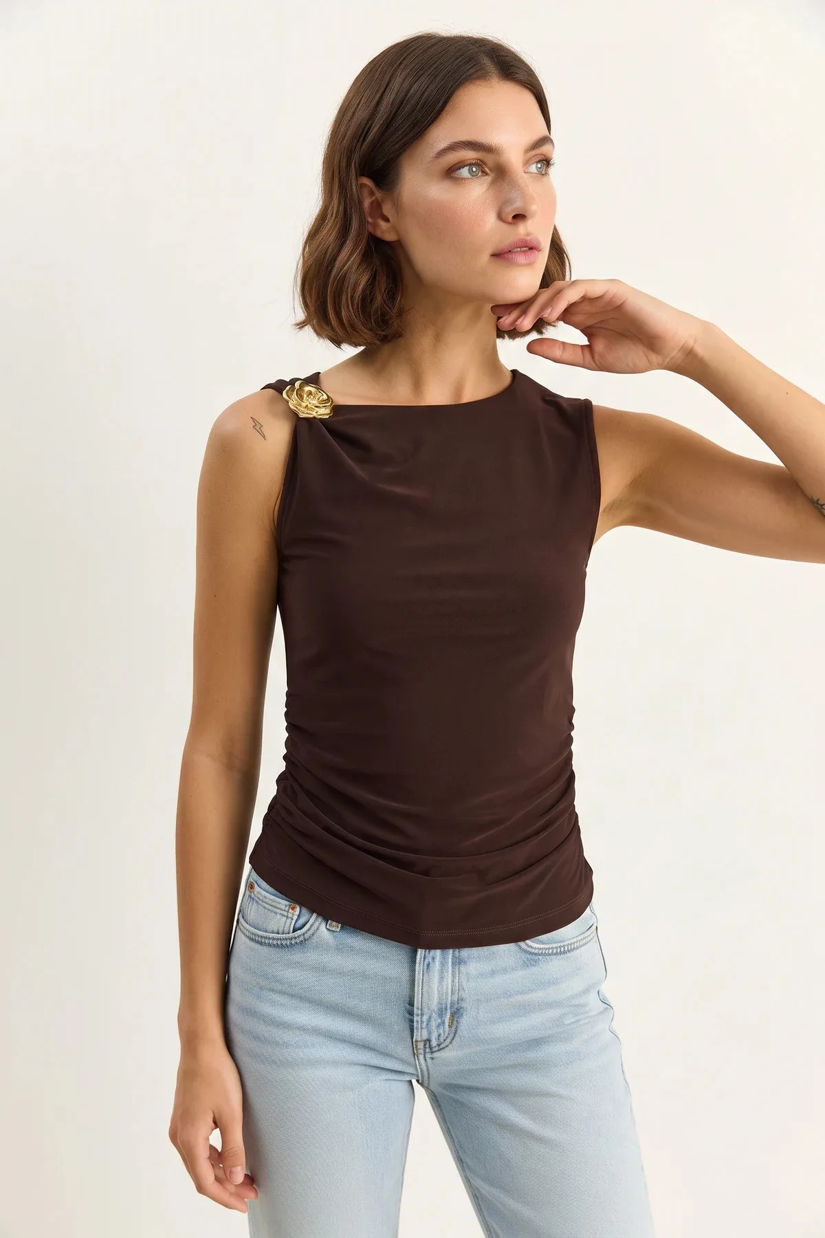 Kadın Metal Aksesuarlı Belden Drape Detaylı Saran Acı Kahve Bluz