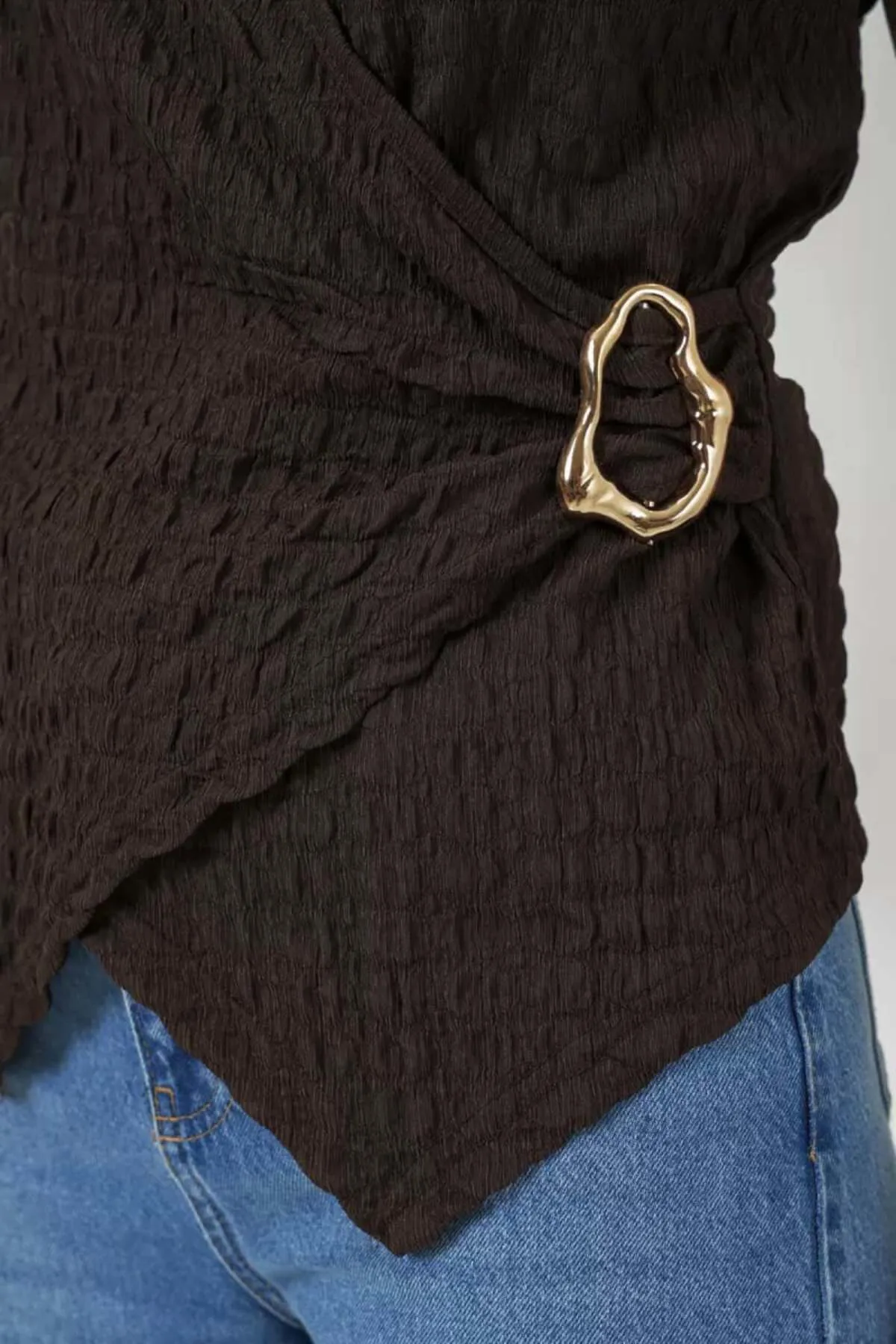 Kadın V Yaka Sıfır Kol Drape Detaylı Metal Toka Kahverengi Bluz