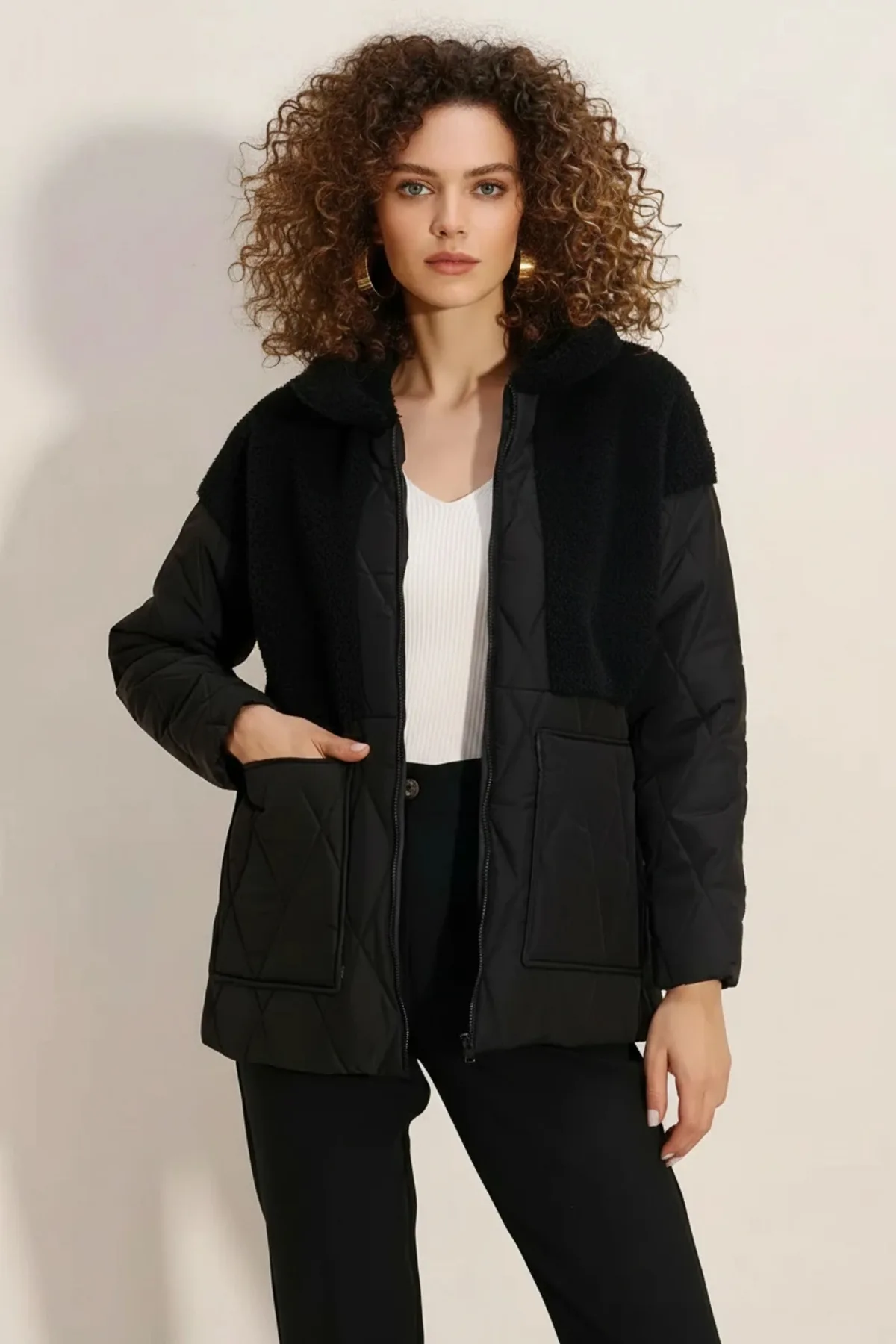 Kadın Yüksek Yaka Kapitone Peluş Detaylı Oversize Siyah Mont