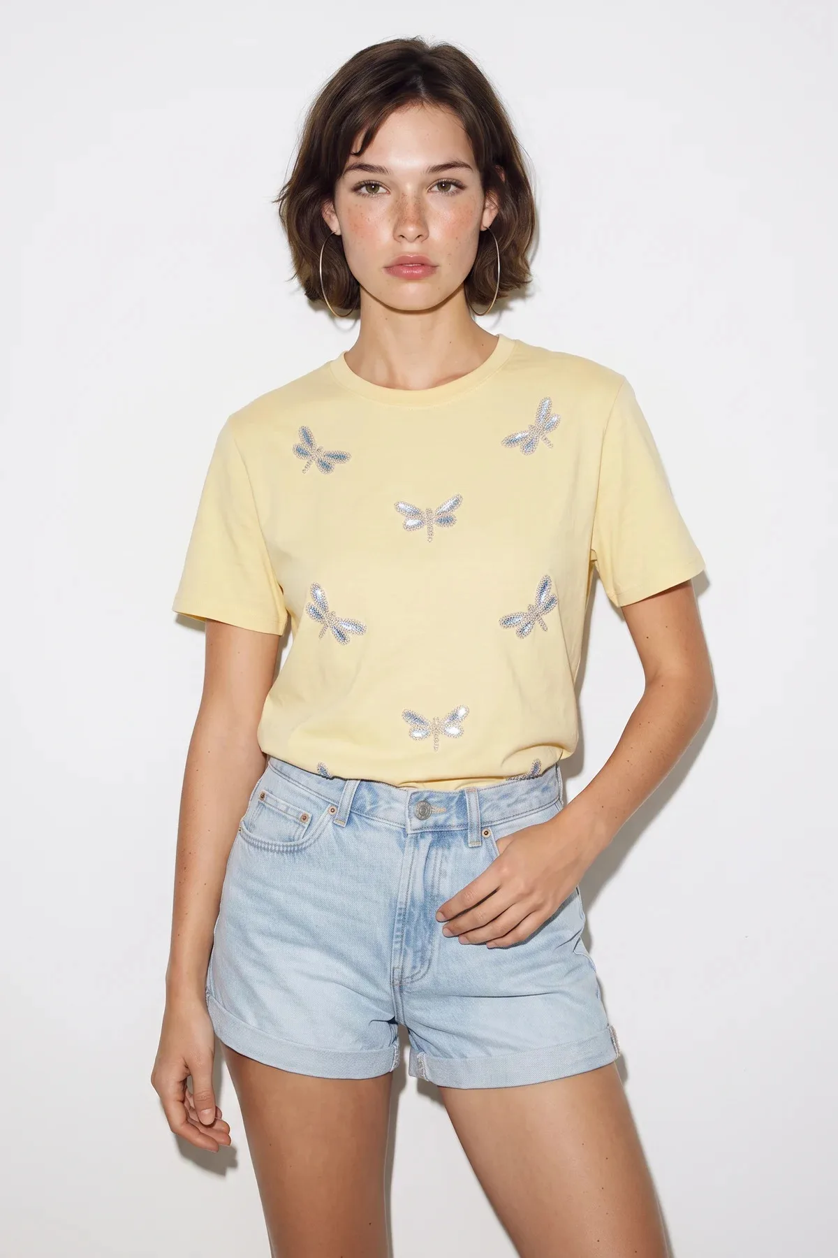 Kadın Boncuk Taş İşlemeli Yusufçuk Desenli Rahat Kalıp T Shirt Sarı