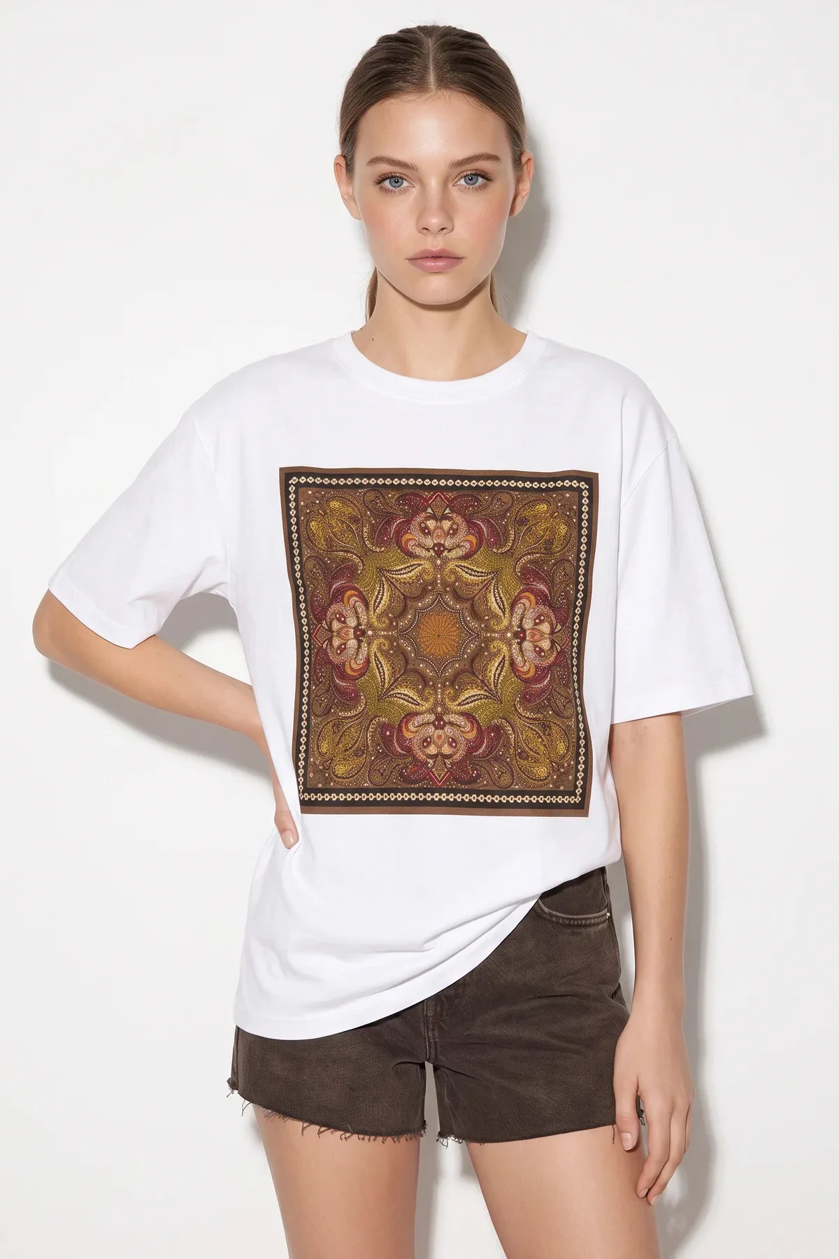 Kadın Etnik Desenli Boncuk İşlemeli Baskı Detaylı Oversize T Shirt Beyaz