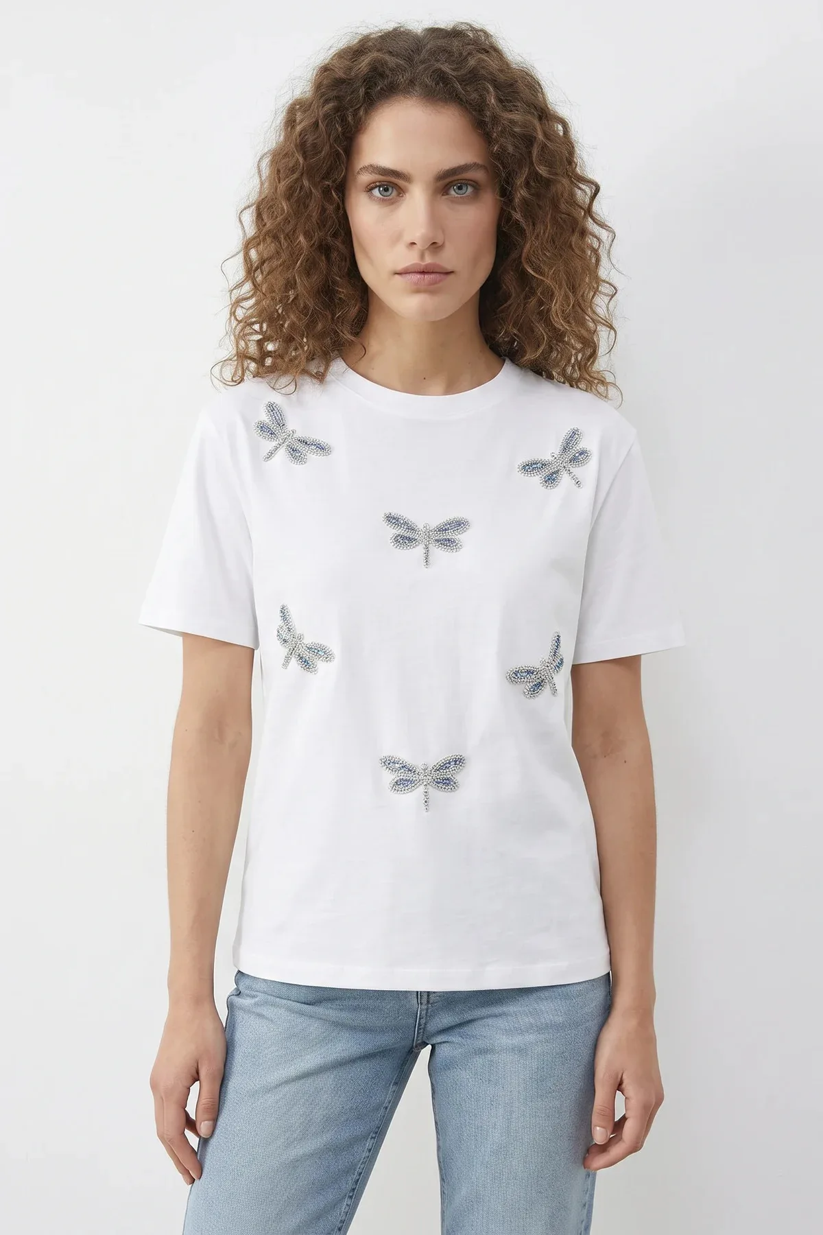 Kadın Boncuk Taş İşlemeli Yusufçuk Desenli Rahat Kalıp T Shirt Beyaz T-Shirt