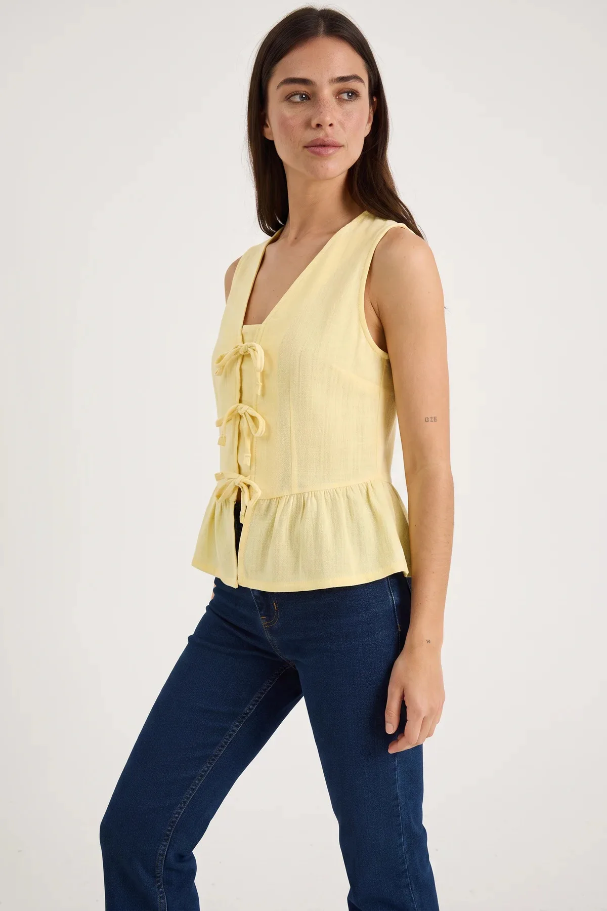 Kadın V Yaka Fiyonk Detaylı Müslin Peplum Limon Sarısı Bluz