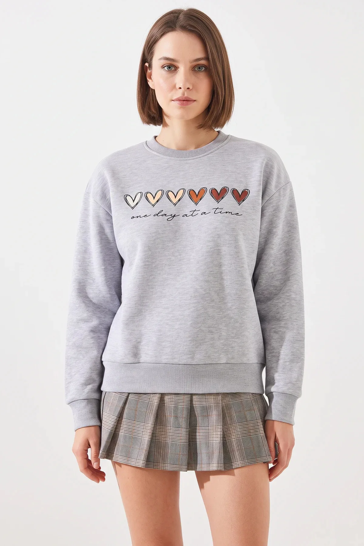 Kadın Üç İplik Şardonlu Renkli Kalp Baskılı Gri Melanj Sweatshirt