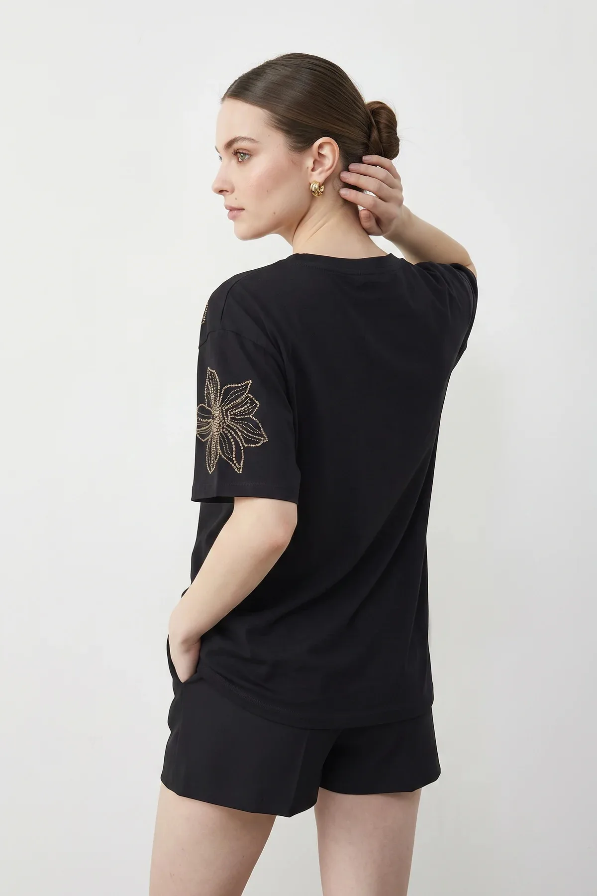 Kadın Boncuk Taş İşlemeli Çiçek Desenli Kol Detaylı Bisiklet Yaka T Shirt Siyah T-Shirt