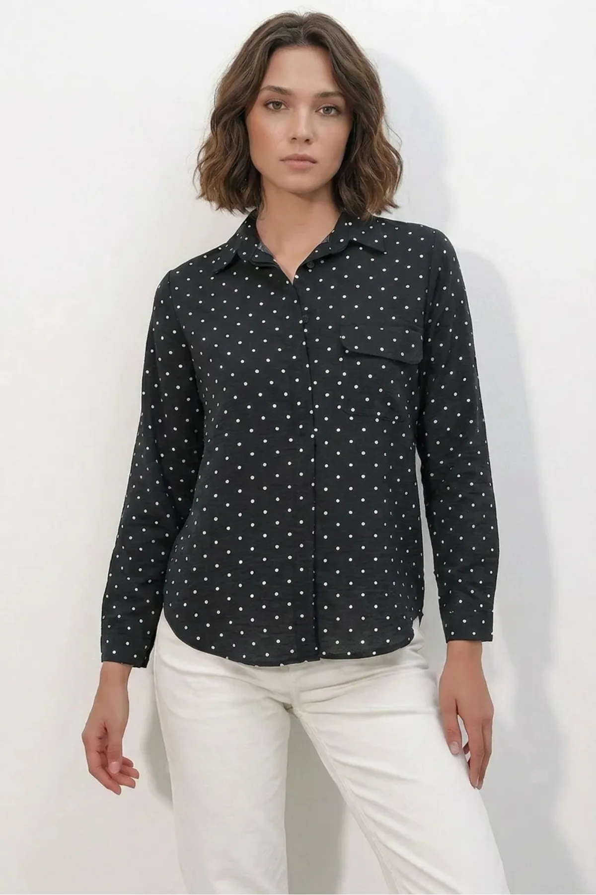 Kadın Oversize Tek Cepli Puantiyeli Siyah Gömlek