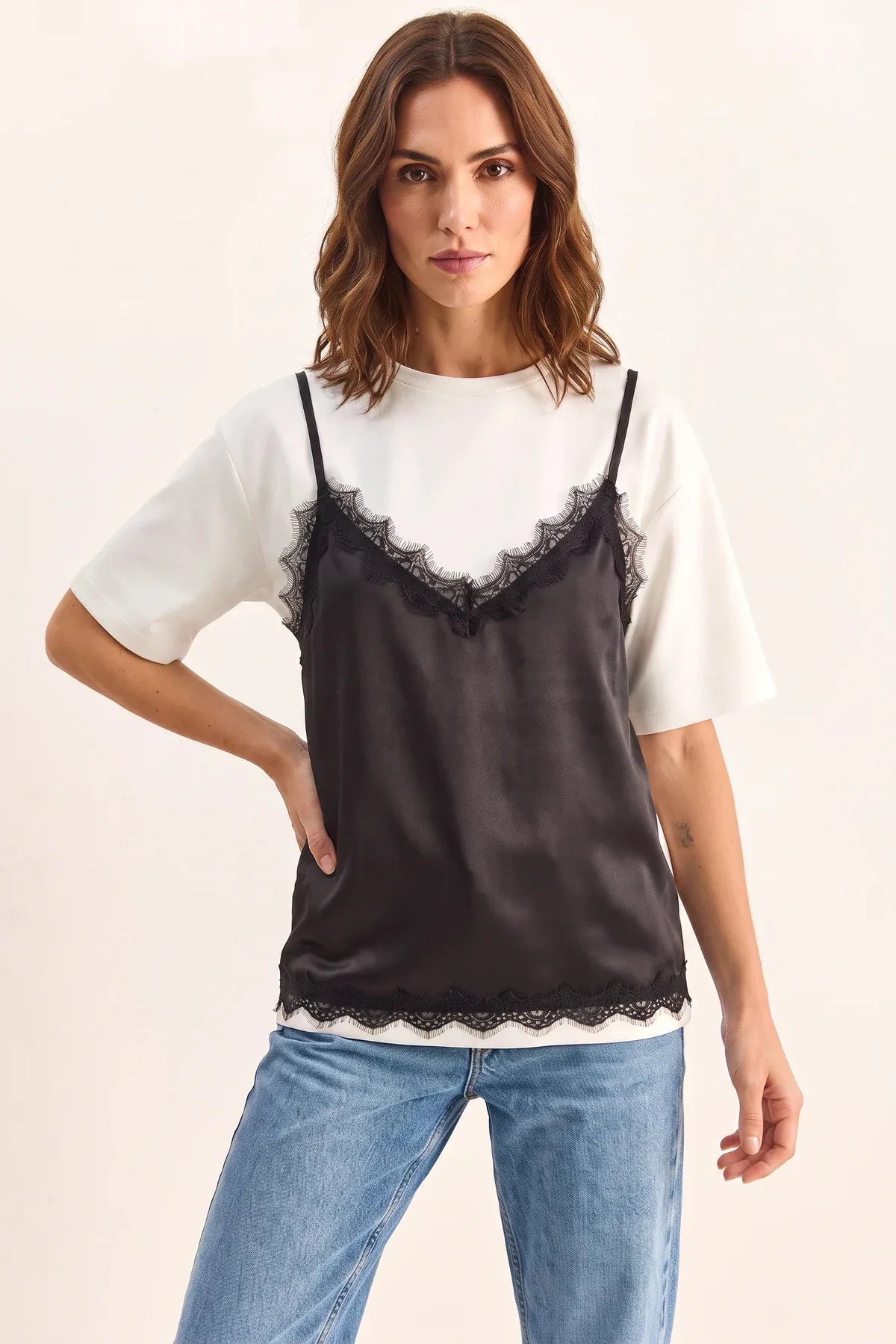 Kadın Dantel Saten Detaylı Katmanlı Görünümlü T Shirt Beyaz Siyah