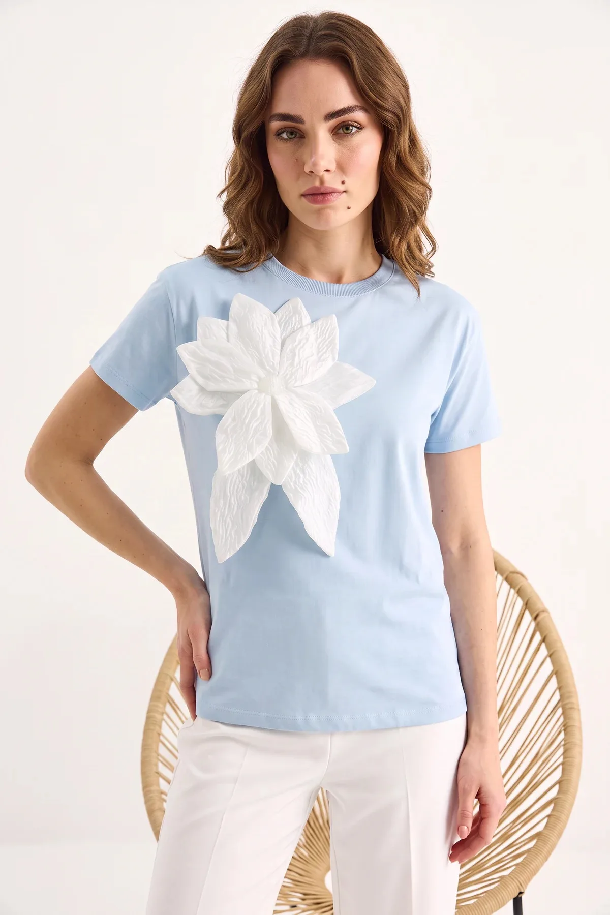 Kadın Çiçek Aksesuarlı Kısa Kollu Pamuklu T Shirt Bebe Mavisi T-Shirt