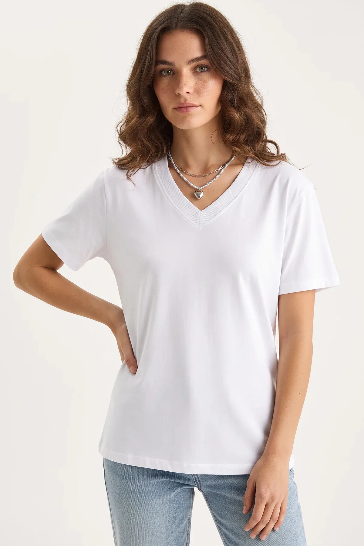 Kadın Derin V Yaka Comfort Fit Pamuklu Beyaz Siyah Tişört
