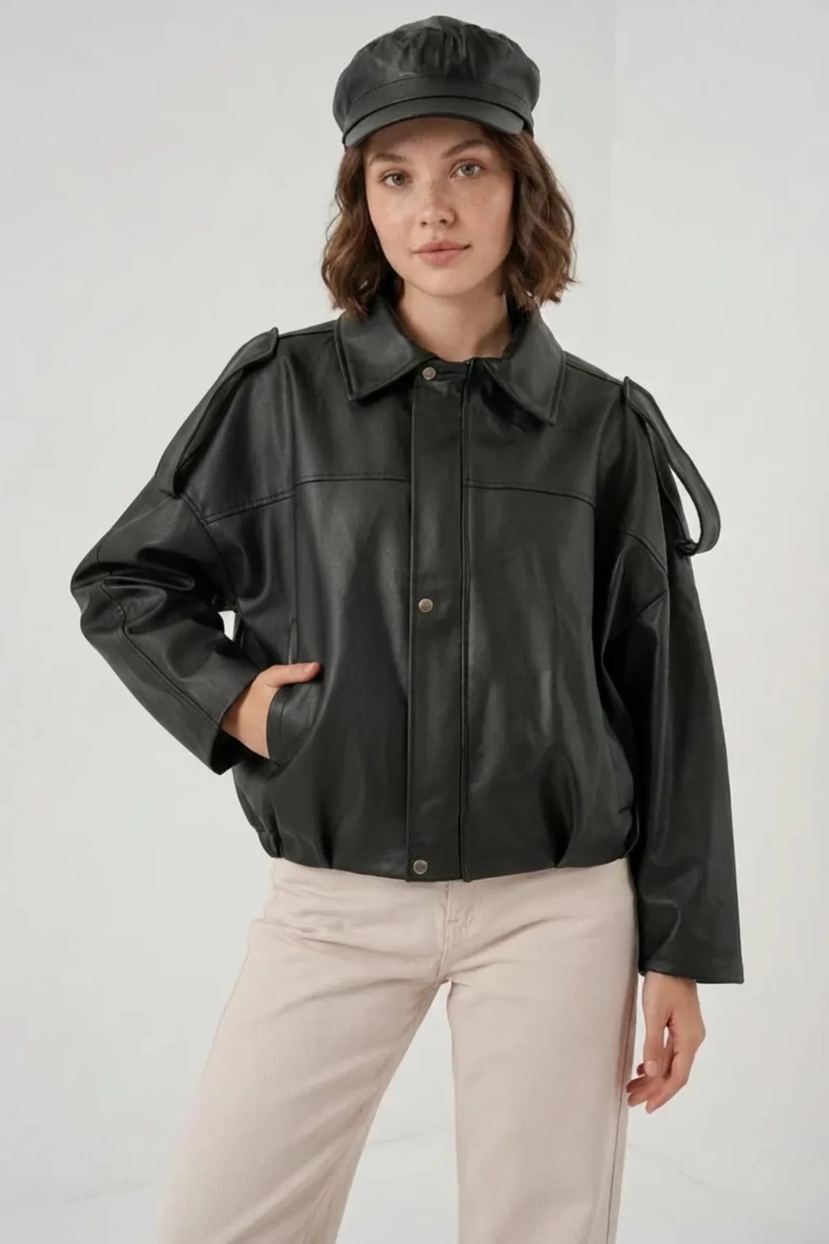 Kadın Klasik Yaka Oversize Kesim Omuz Detaylı Siyah Ceket