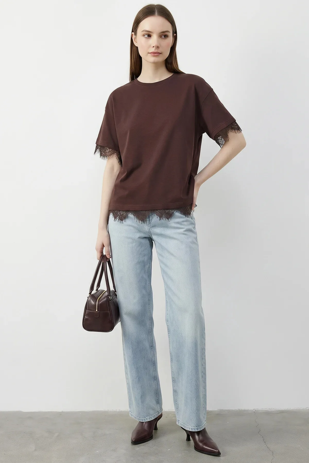 Kadın Dantel Detaylı Bisiklet Yaka Oversize T Shirt Kahverengi