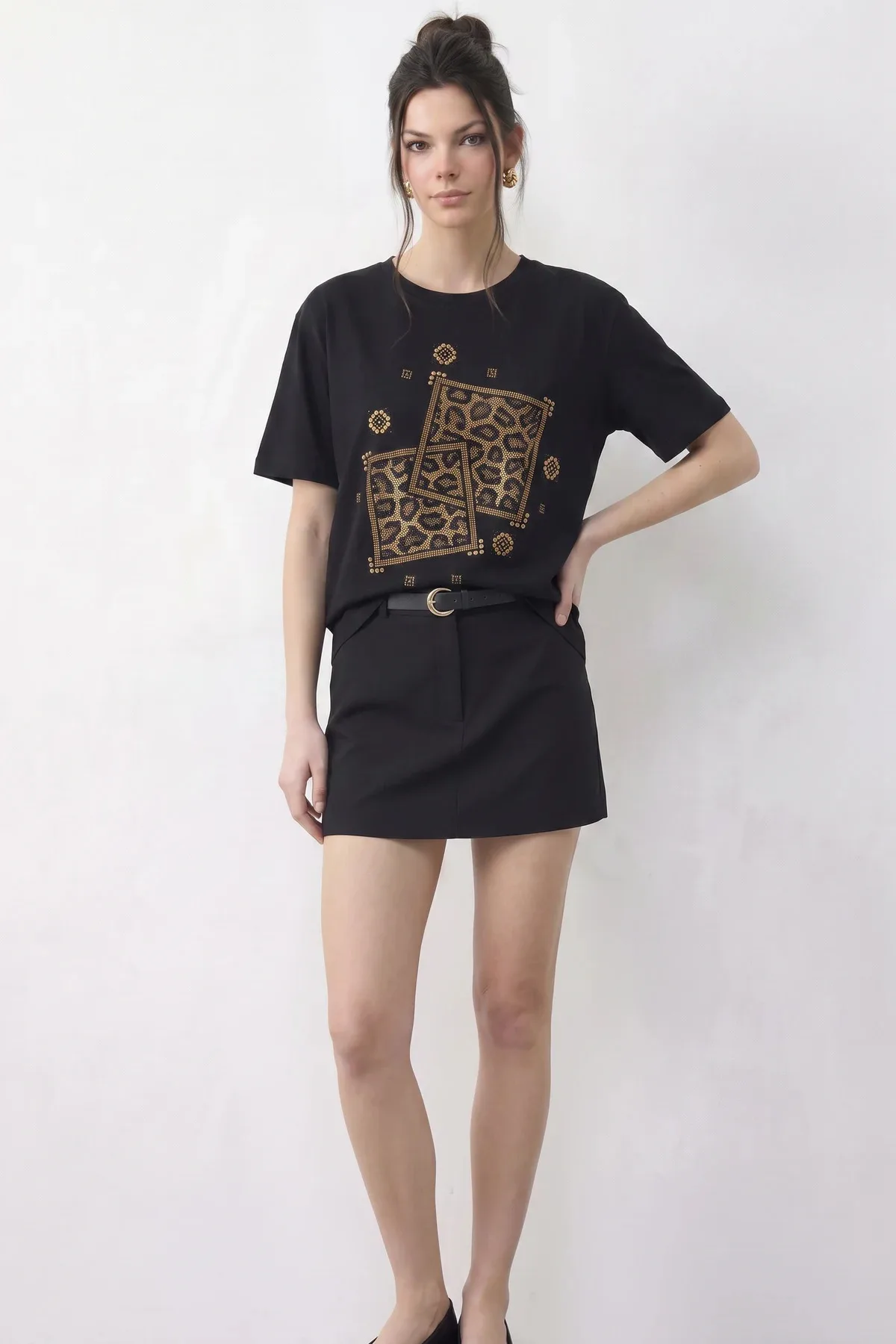 Kadın Taş Baskılı Leopar Desenli Bisiklet Yaka Regular Fit T Shirt Siyah