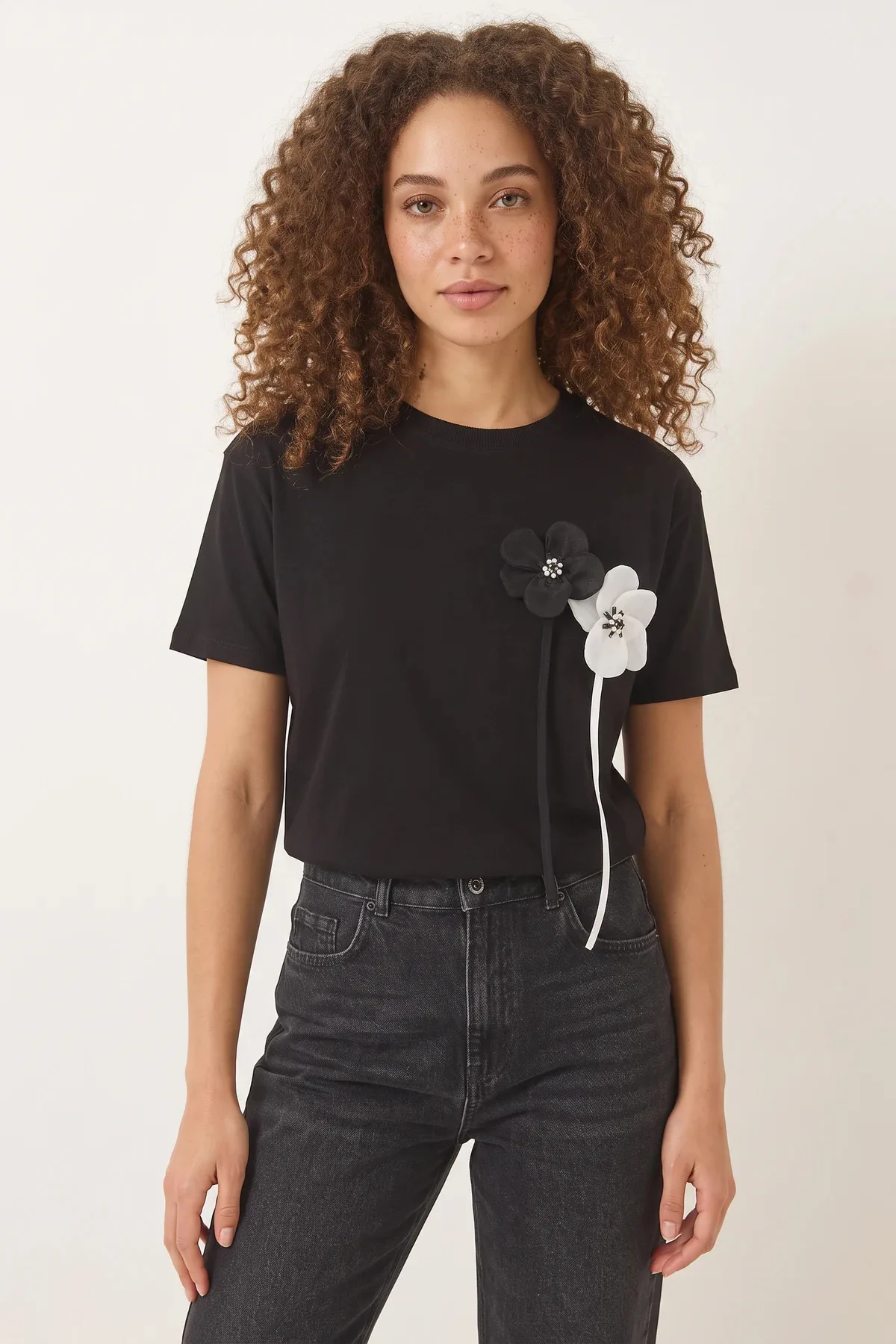 Kadın Aksesuarlı Kısa Kollu Pamuklu T Shirt Siyah