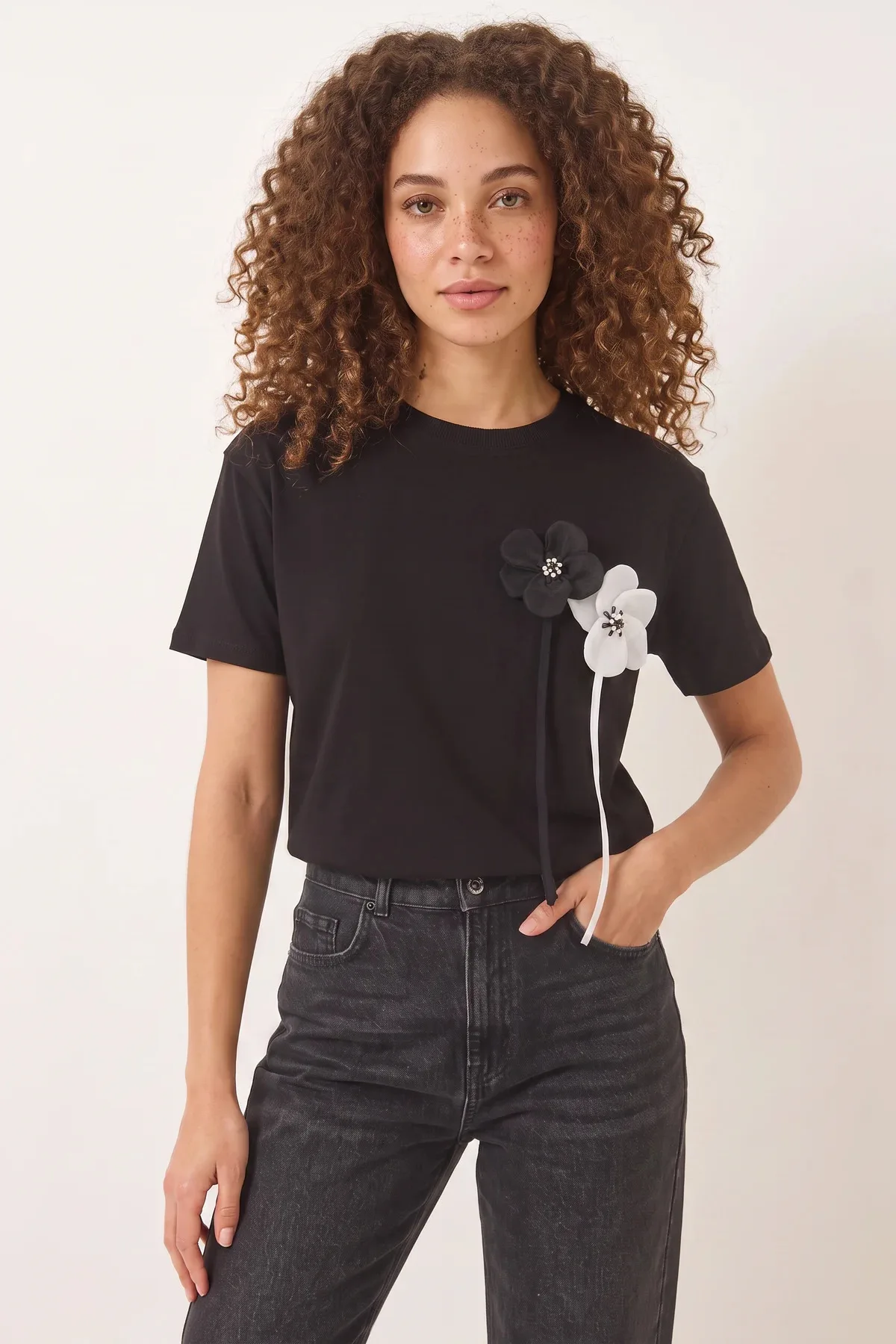 Kadın Aksesuarlı Kısa Kollu Pamuklu T Shirt Siyah