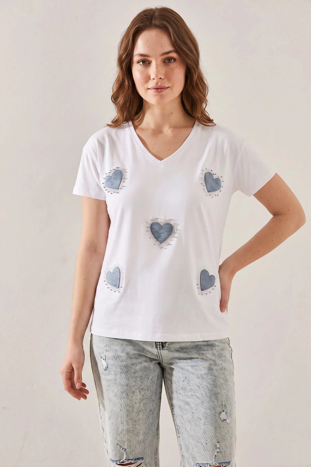 Kadın V Yaka Kot Kalp Detaylı Taşlı T Shirt Beyaz