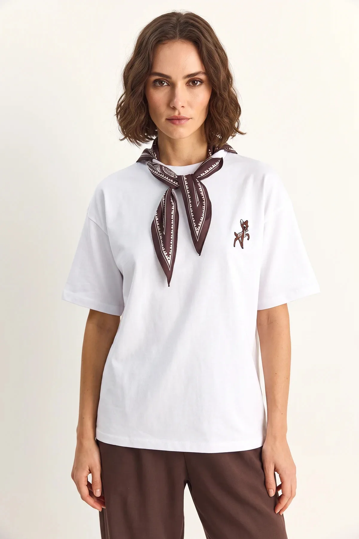 Kadın Ceylan Nakışlı Fularlı Basic Salaş T Shirt Beyaz