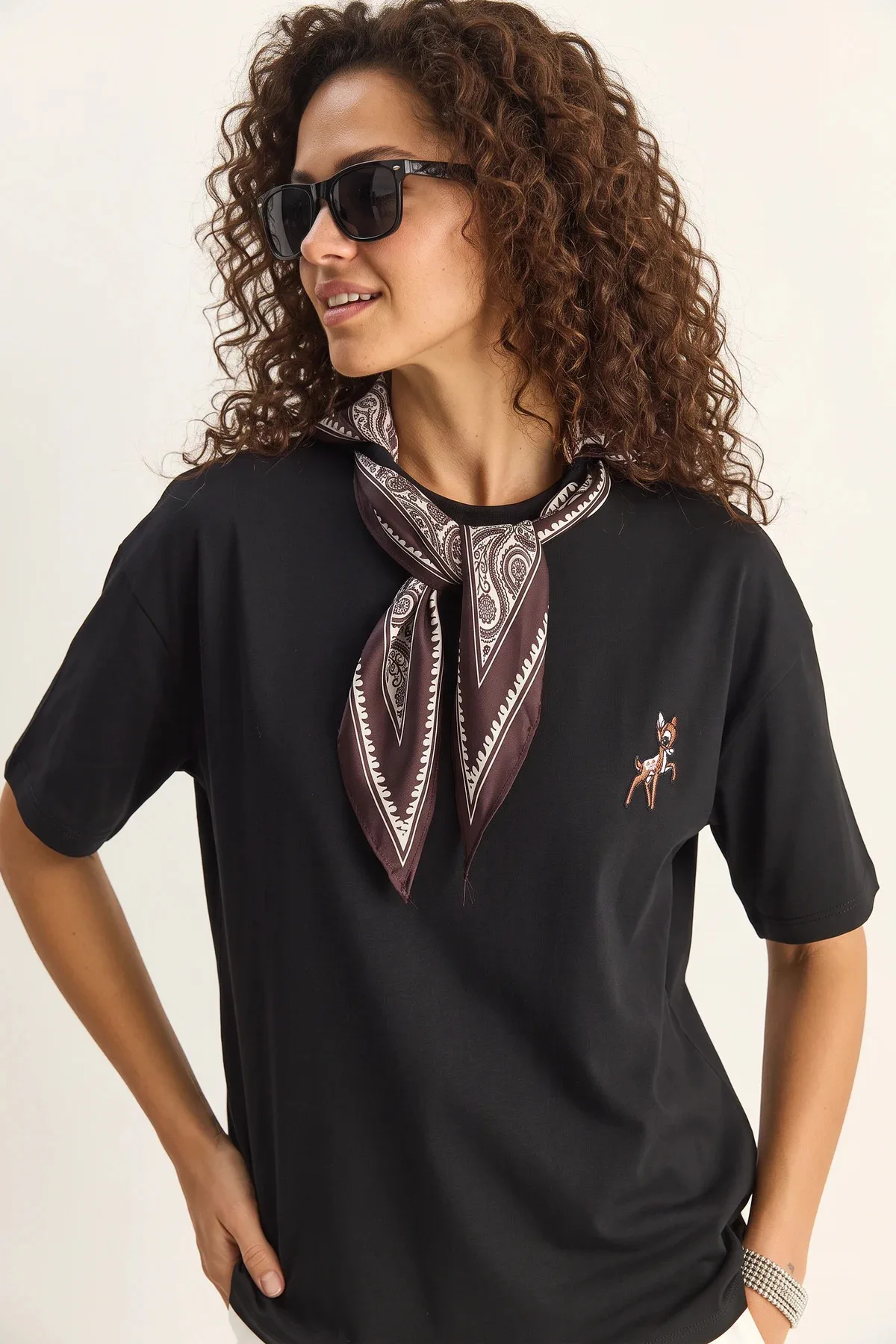 Kadın Ceylan Nakışlı Fularlı Basic Salaş T Shirt Siyah