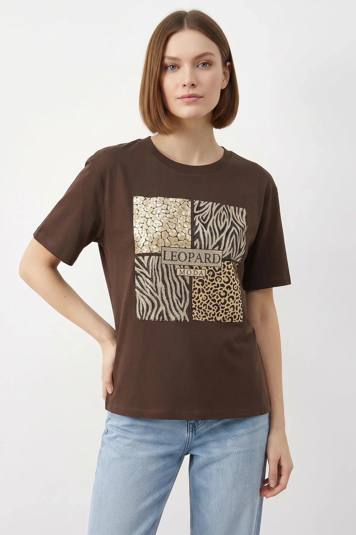 Kadın Taş Detaylı Leopar Baskılı Bisiklet Yaka Rahat Kalıp T Shirt Acı Kahve