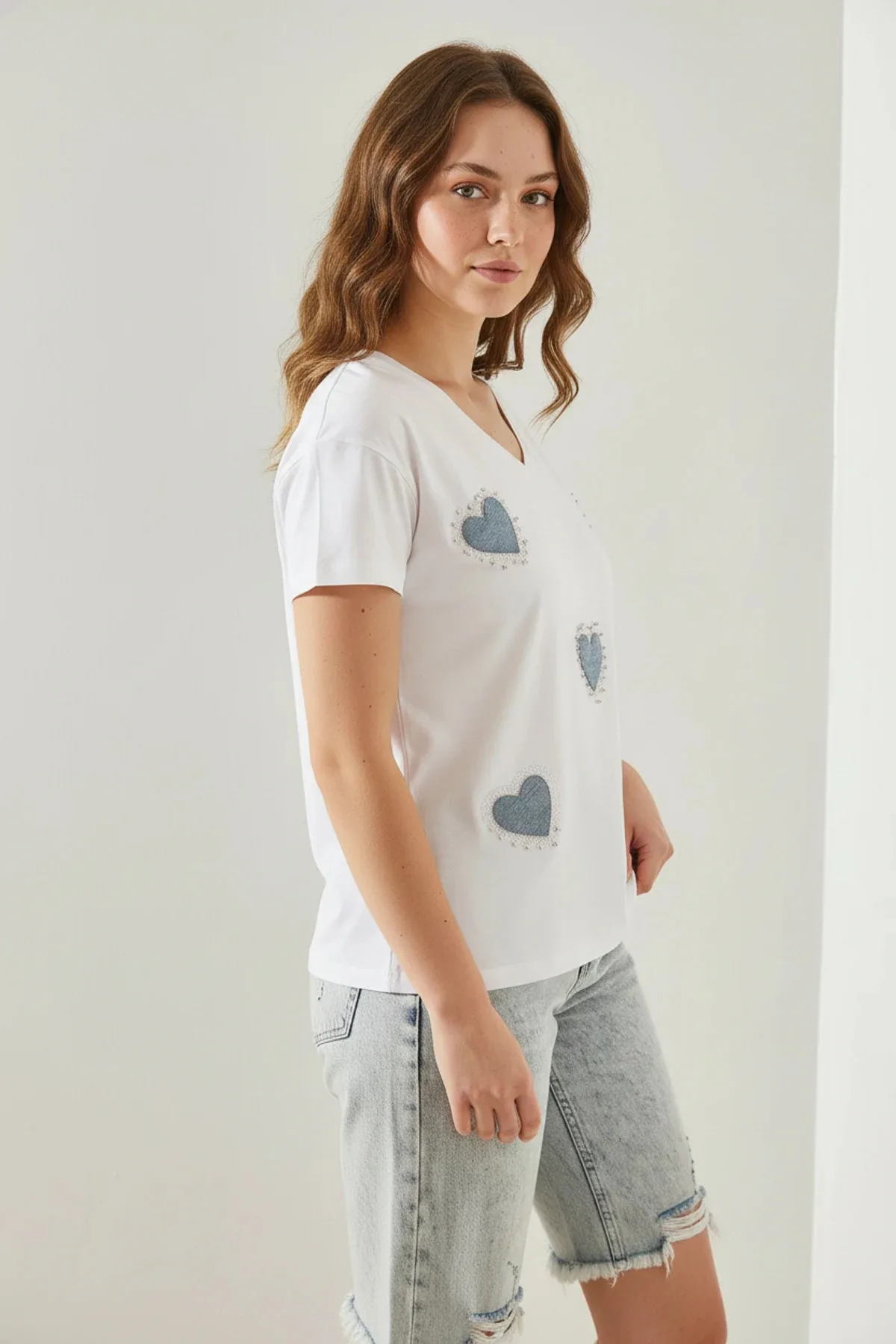 Kadın V Yaka Kot Kalp Detaylı Taşlı T Shirt Beyaz