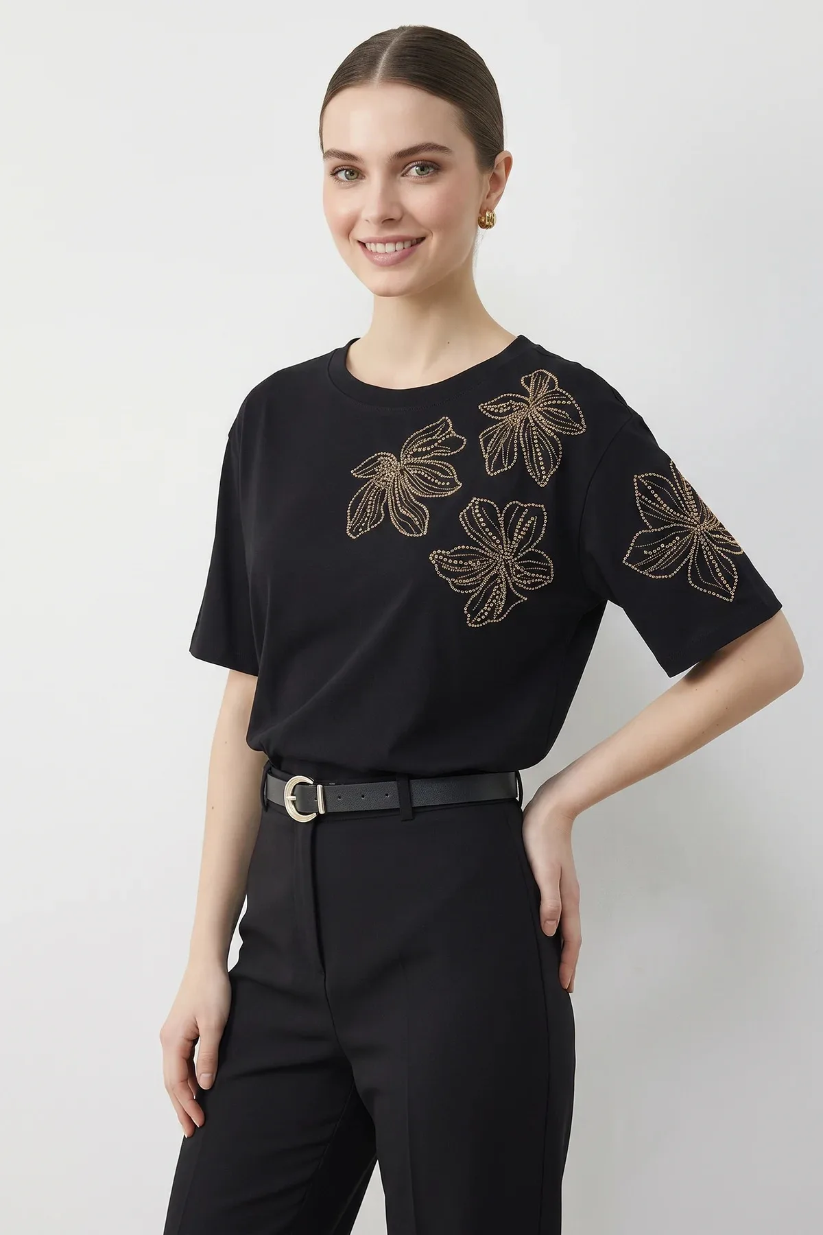 Kadın Boncuk Taş İşlemeli Çiçek Desenli Kol Detaylı Bisiklet Yaka T Shirt Siyah T-Shirt
