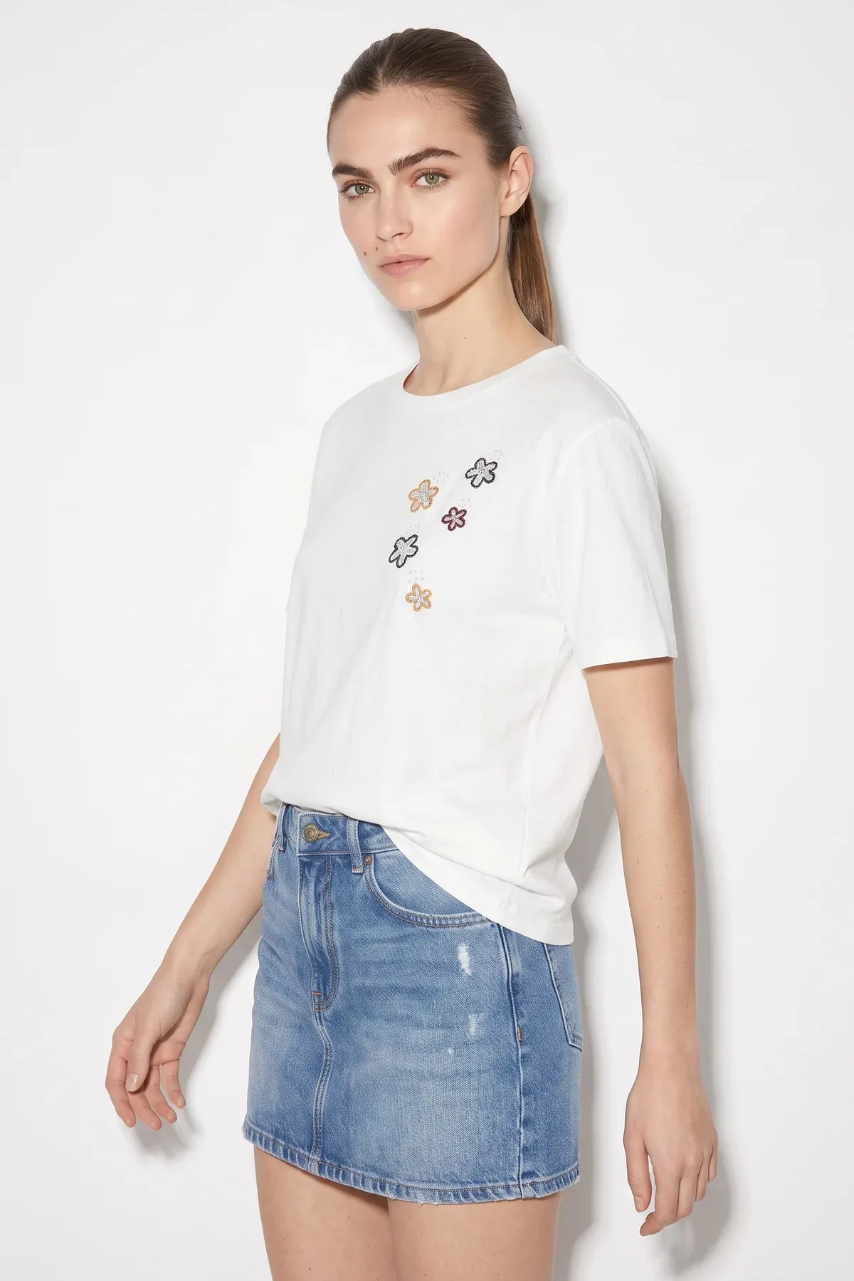 Kadın Pamuklu El İşi Çiçek Nakış Detaylı Premium Tasarım T Shirt Beyaz T-Shirt