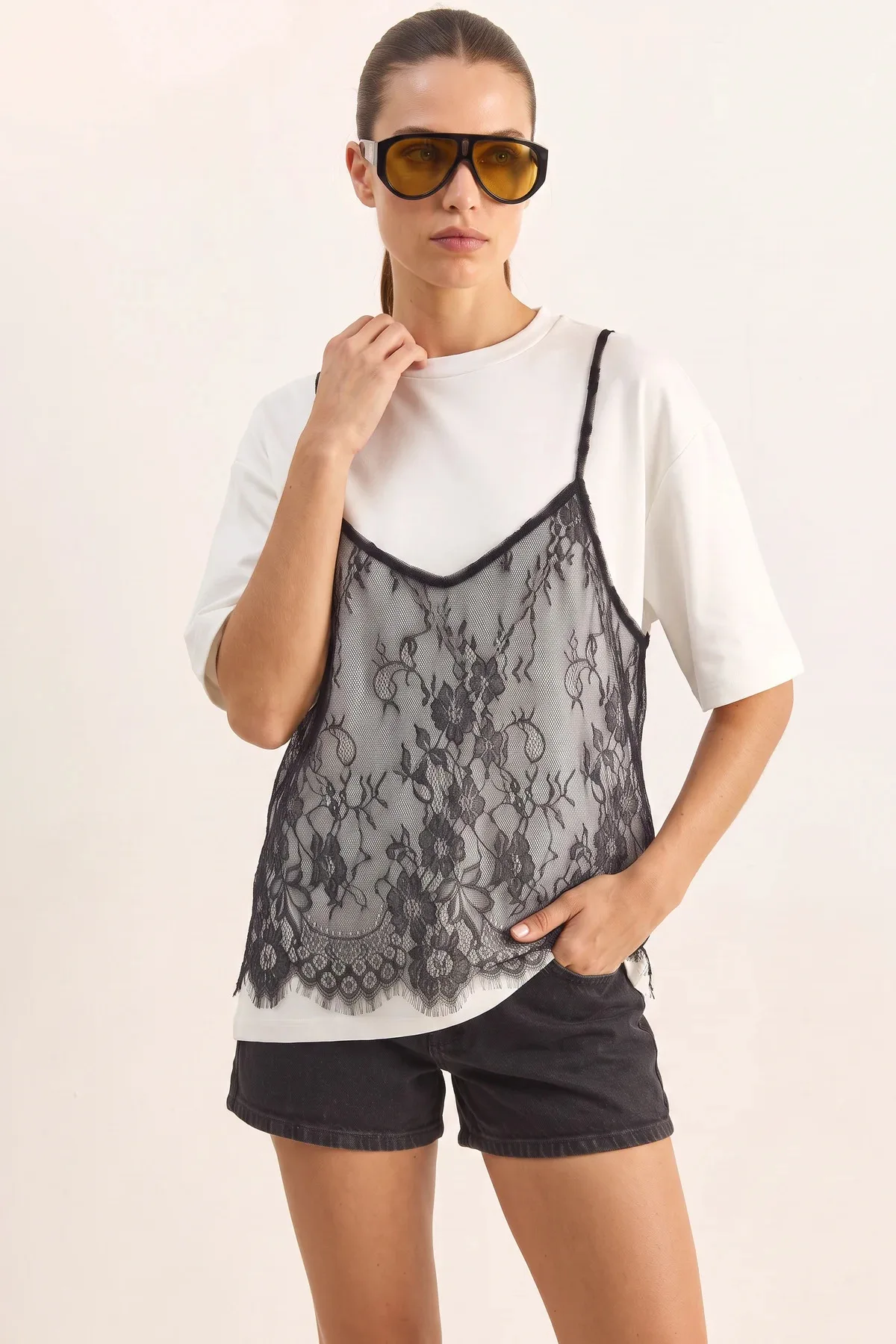 Kadın Dantel Detaylı Katmanlı Görünümlü Basic T Shirt Beyaz T-Shirt