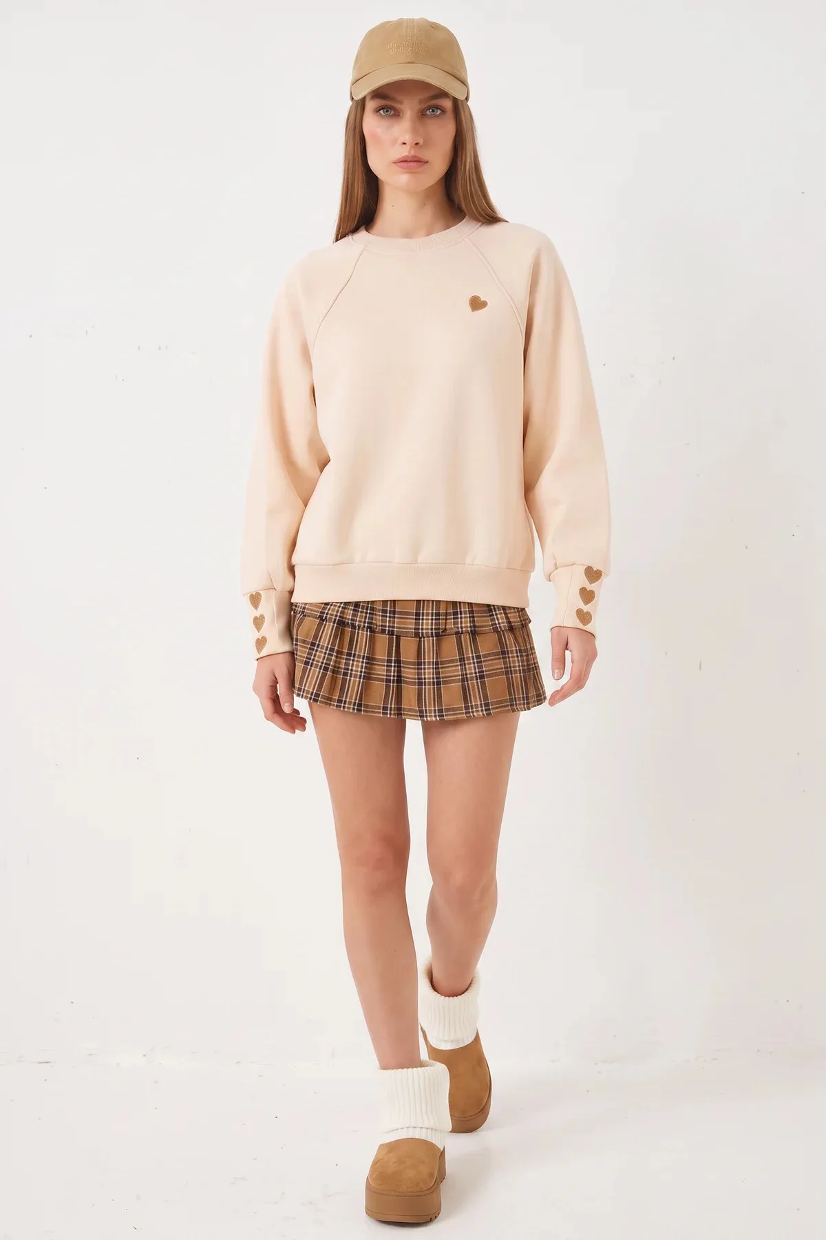 Kadın Bisiklet Yaka Kalp Nakışlı Üç İplik Şardonlu Bej Sweatshirt
