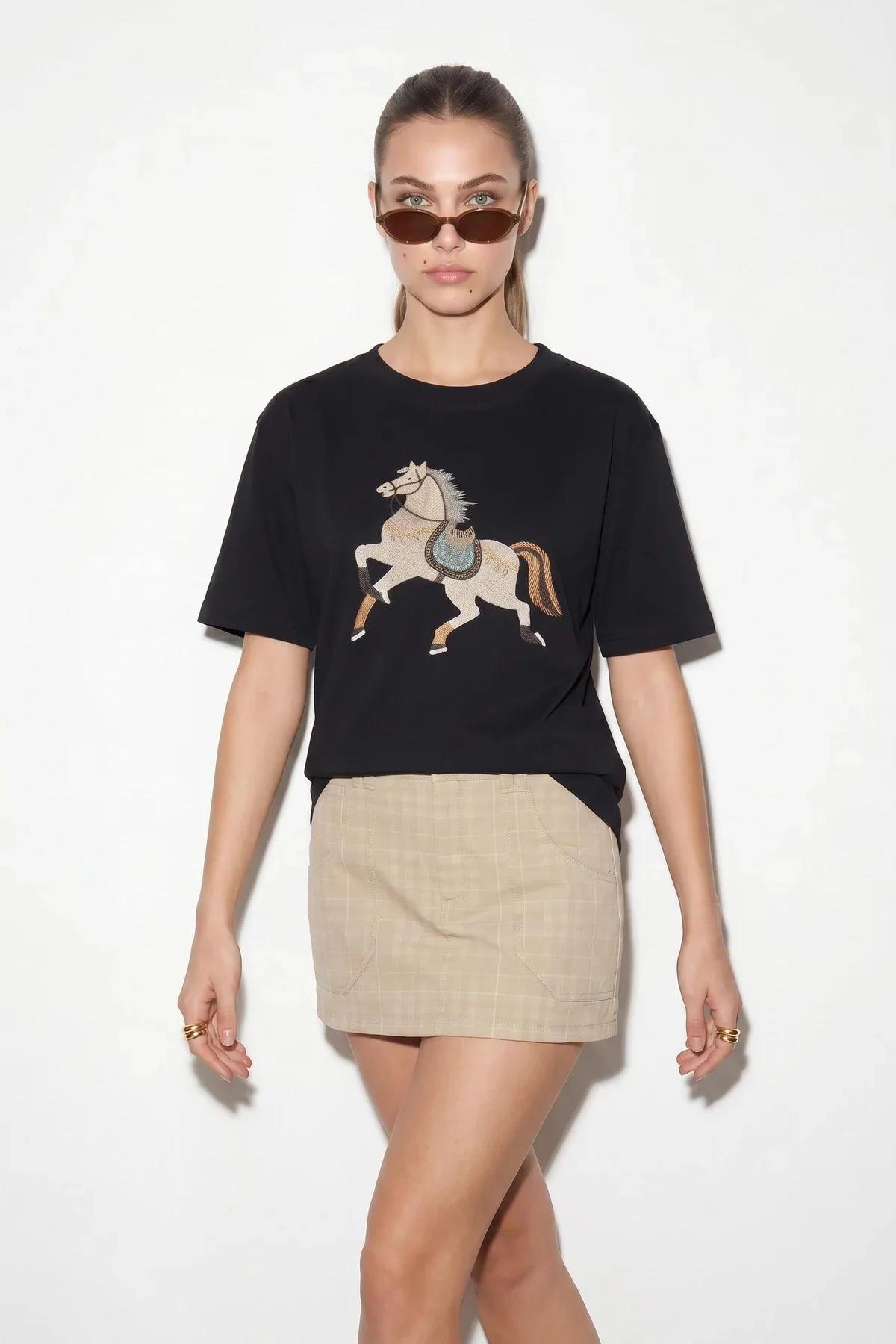 Kadın Figürlü Nakış ve Boncuk Detaylı Oversize T Shirt Kahverengi