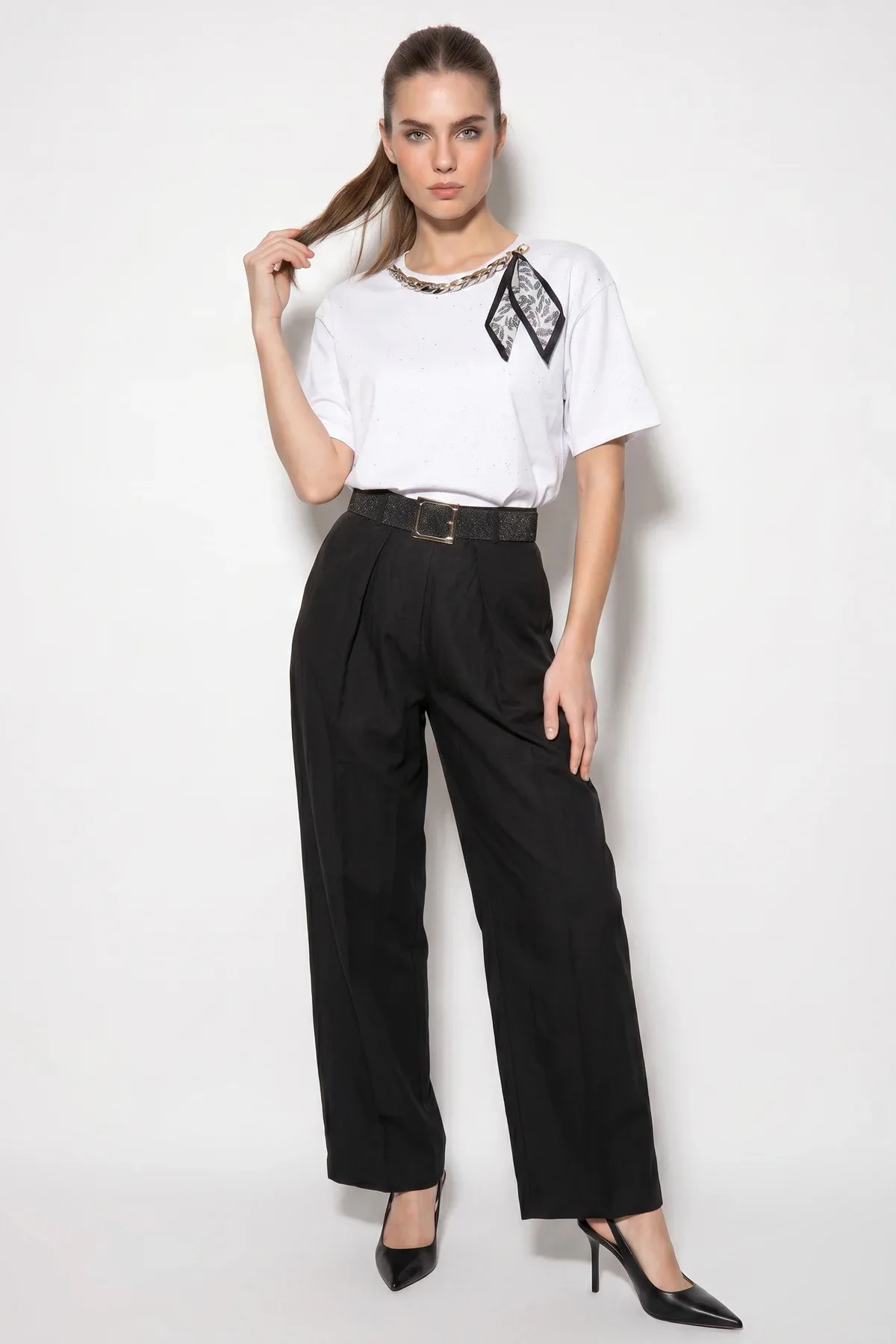 Kadın Yaldız Baskılı Zincir ve Fular Detaylı Oversize T Shirt Beyaz T-Shirt