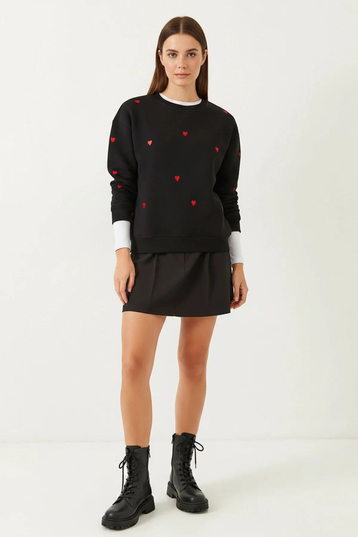 Kadın Kalp Nakışlı Siyah Sweatshirt