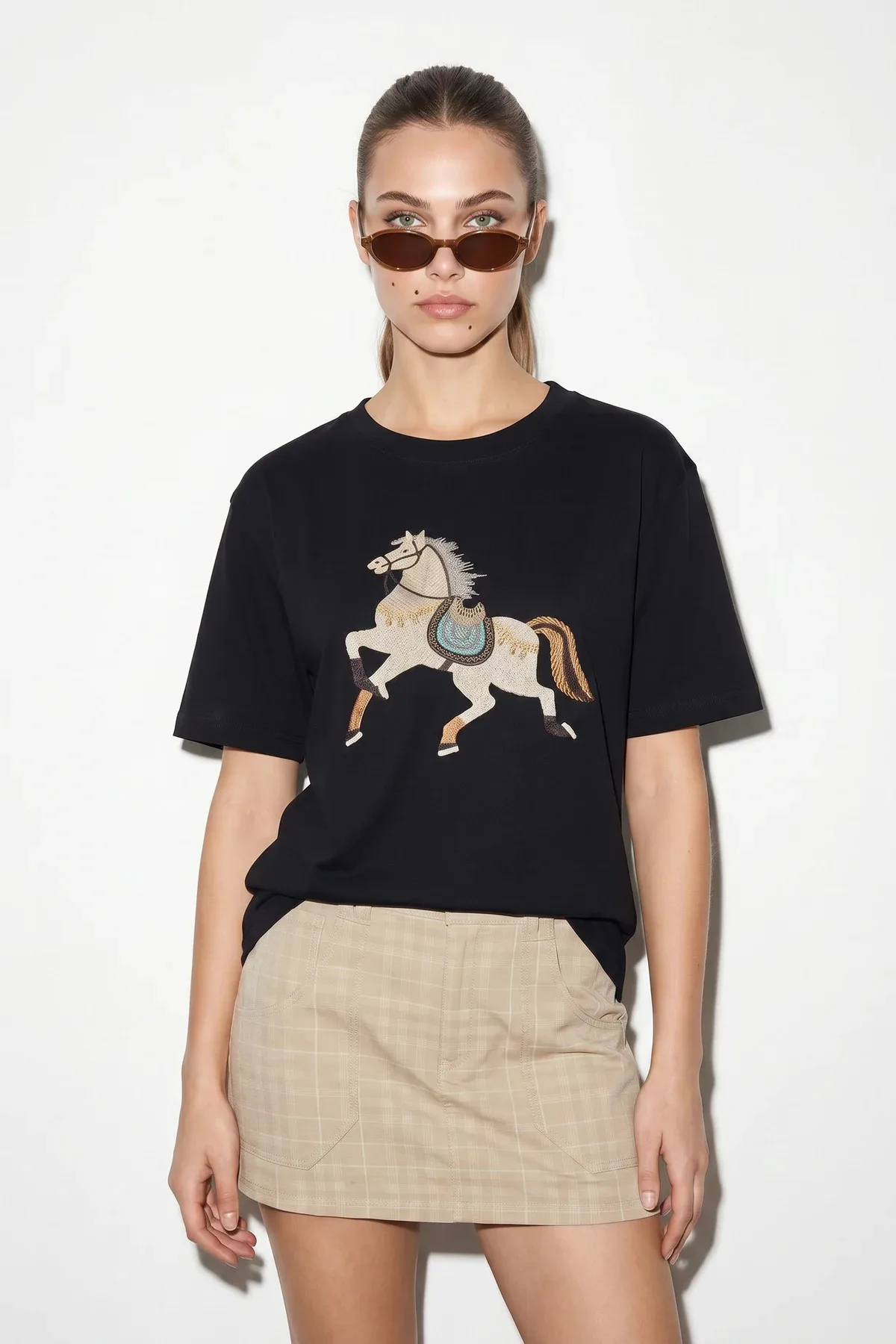 Kadın Figürlü Nakış ve Boncuk Detaylı Oversize T Shirt Kahverengi