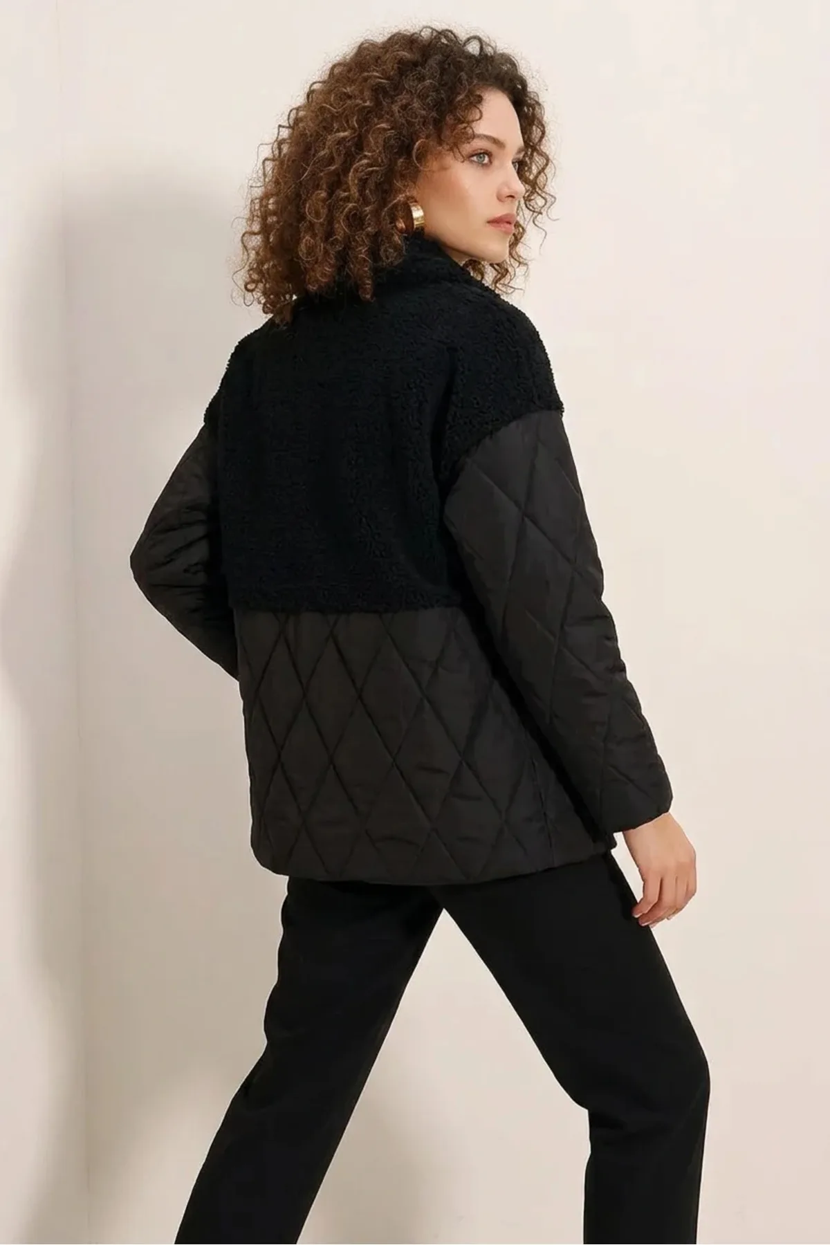 Kadın Yüksek Yaka Kapitone Peluş Detaylı Oversize Siyah Mont
