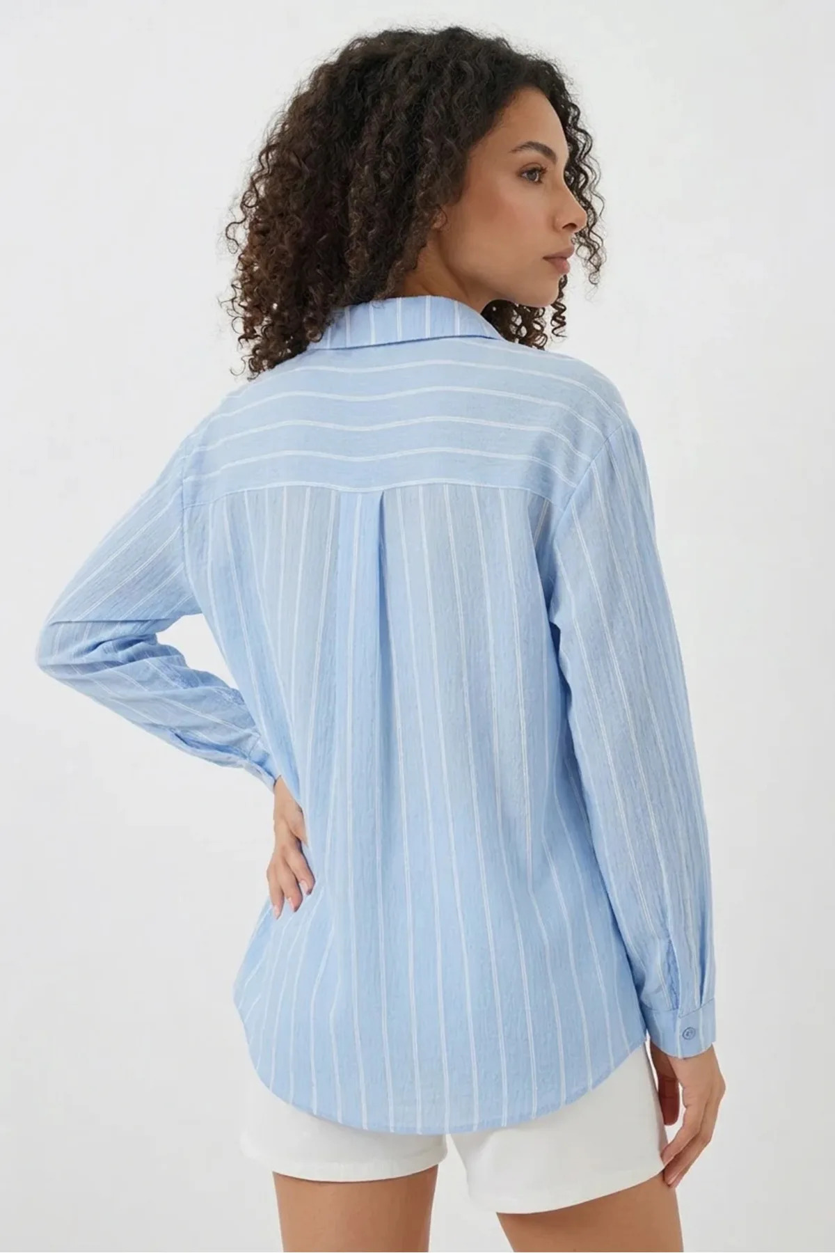 Kadın Oversize Çizgili Viskon Beyaz Gömlek