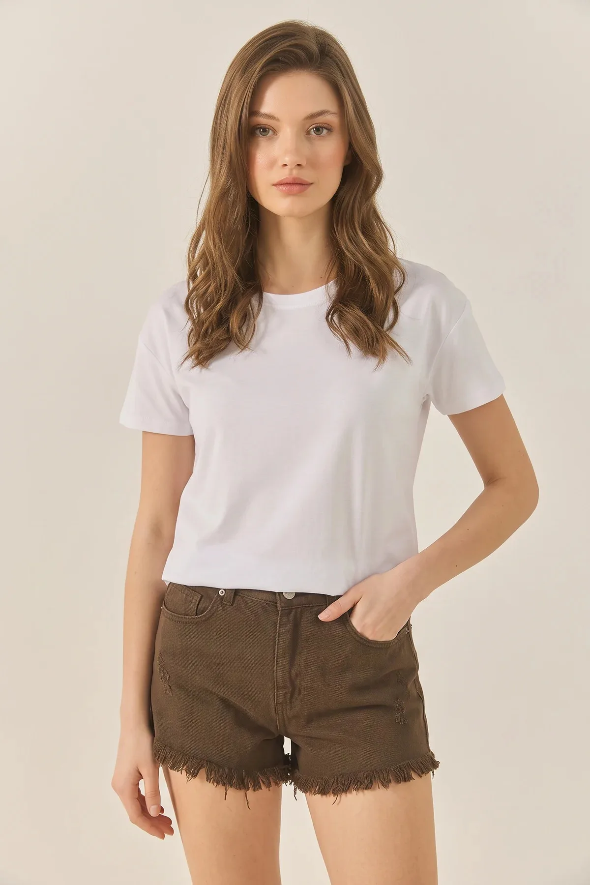 Kadın Bisiklet Yaka Kısa Kollu Taş Baskılı Leopar Detaylı Normal Kalıp T Shirt Beyaz